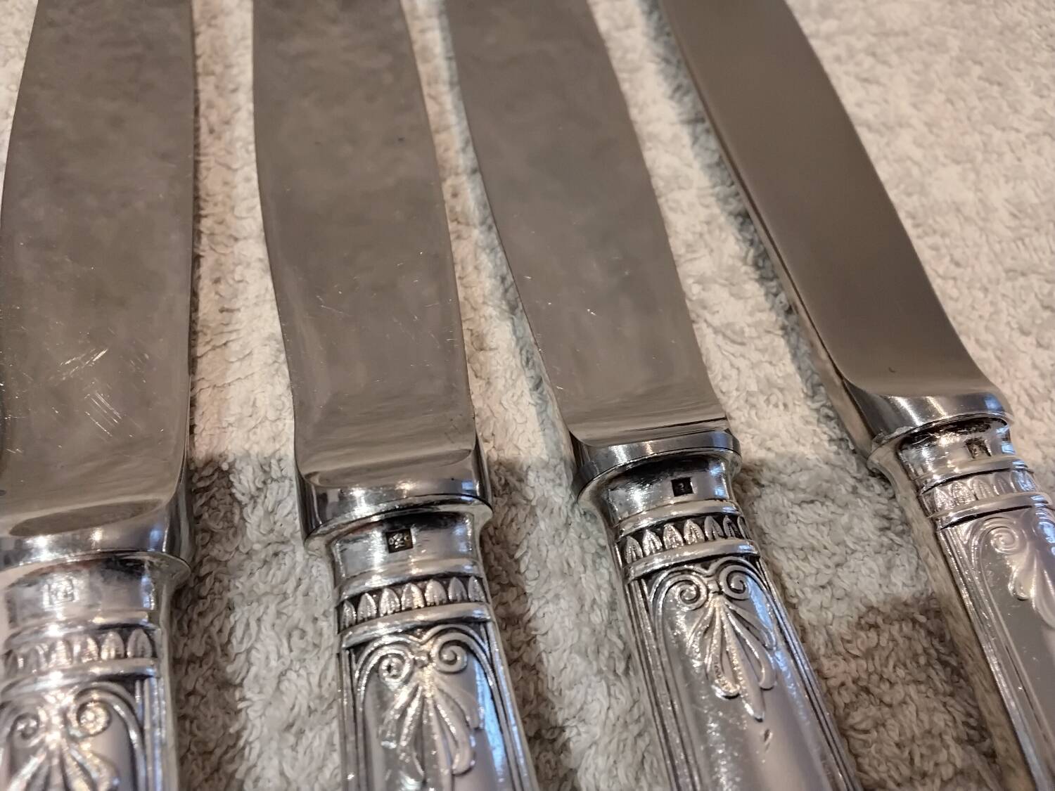 4 table knives with silver-plated metal handles, silversmith Christofle Malmaison
