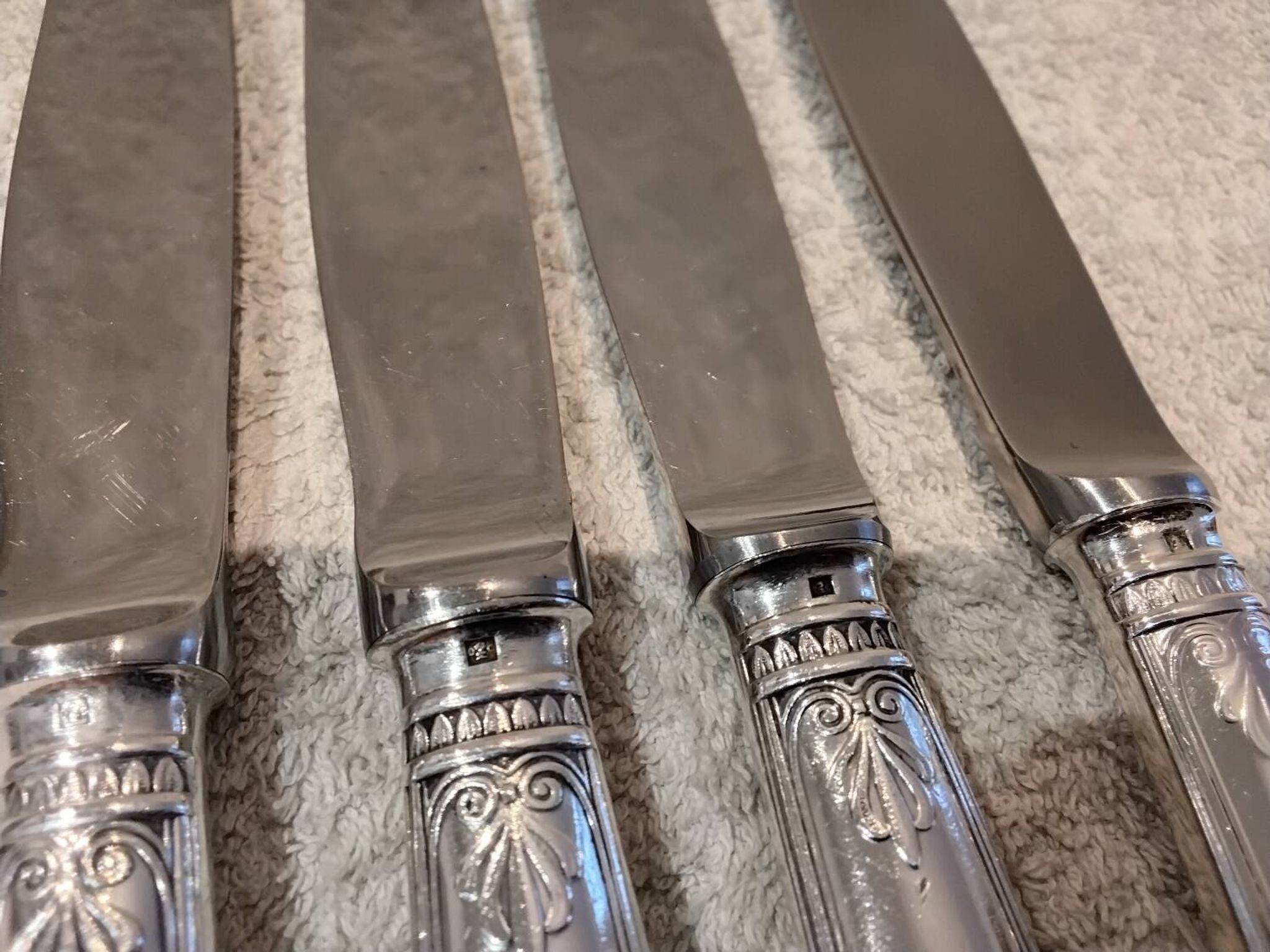 4 table knives with silver-plated metal handles, silversmith Christofle Malmaison