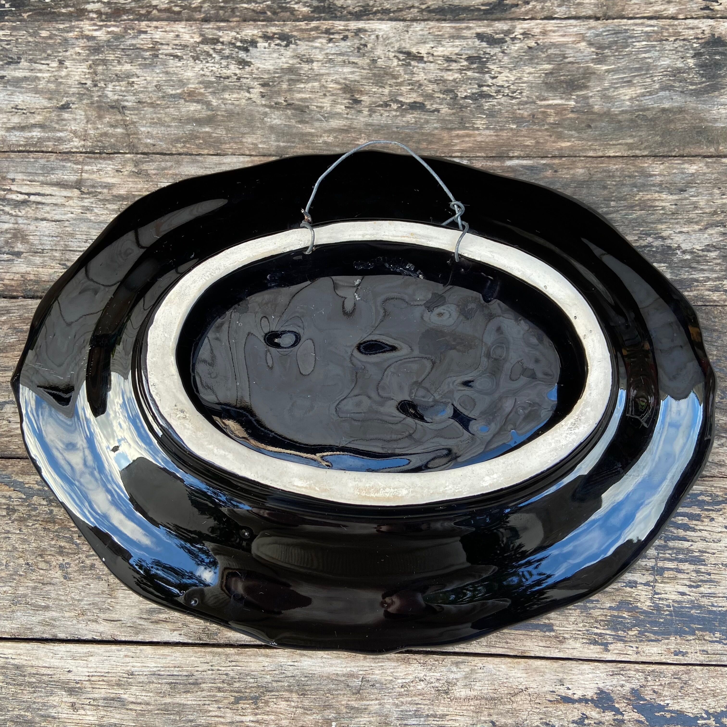 Decorative plate in slurry-decoration fish