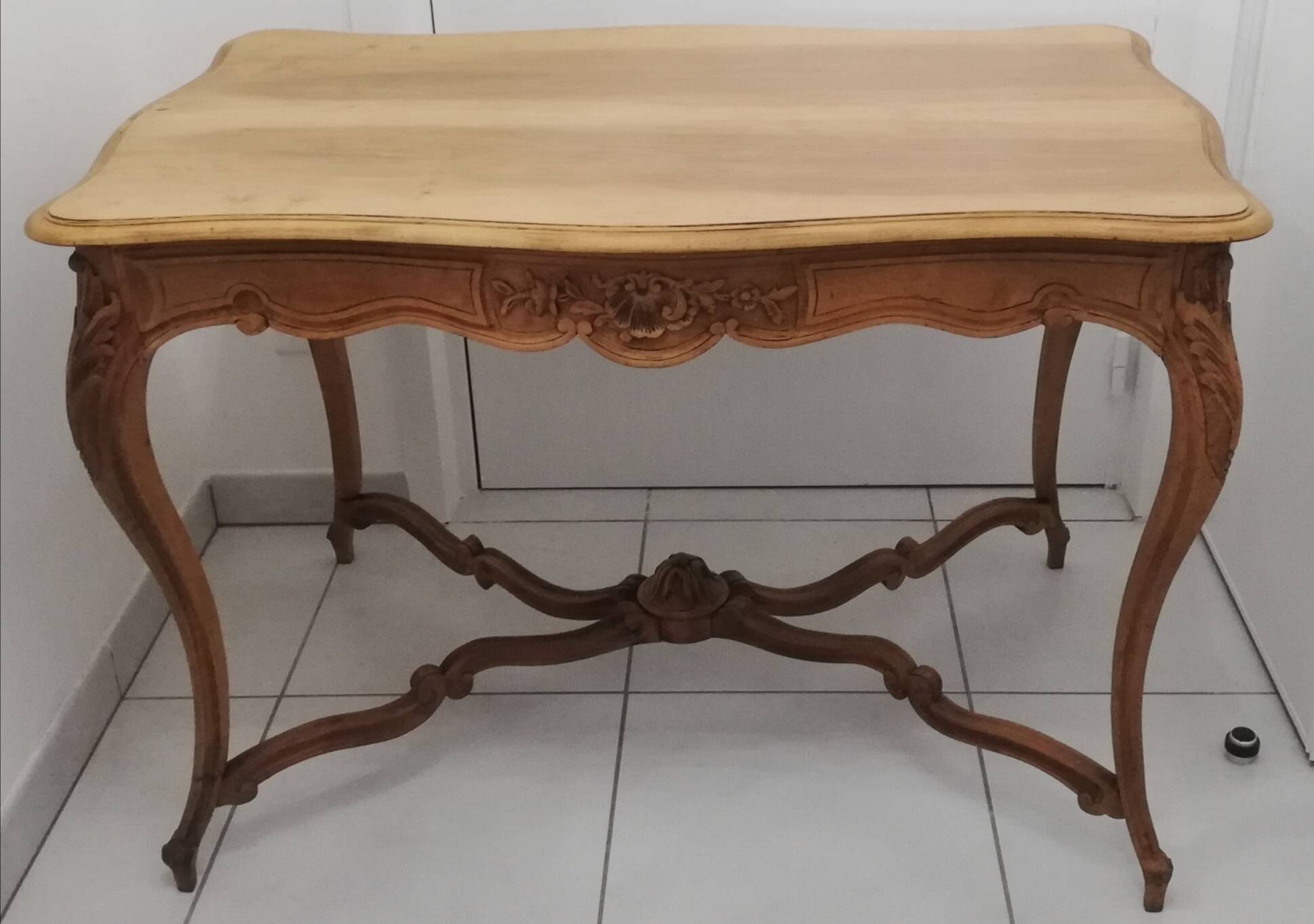 Table à tiroir de style Louis XV