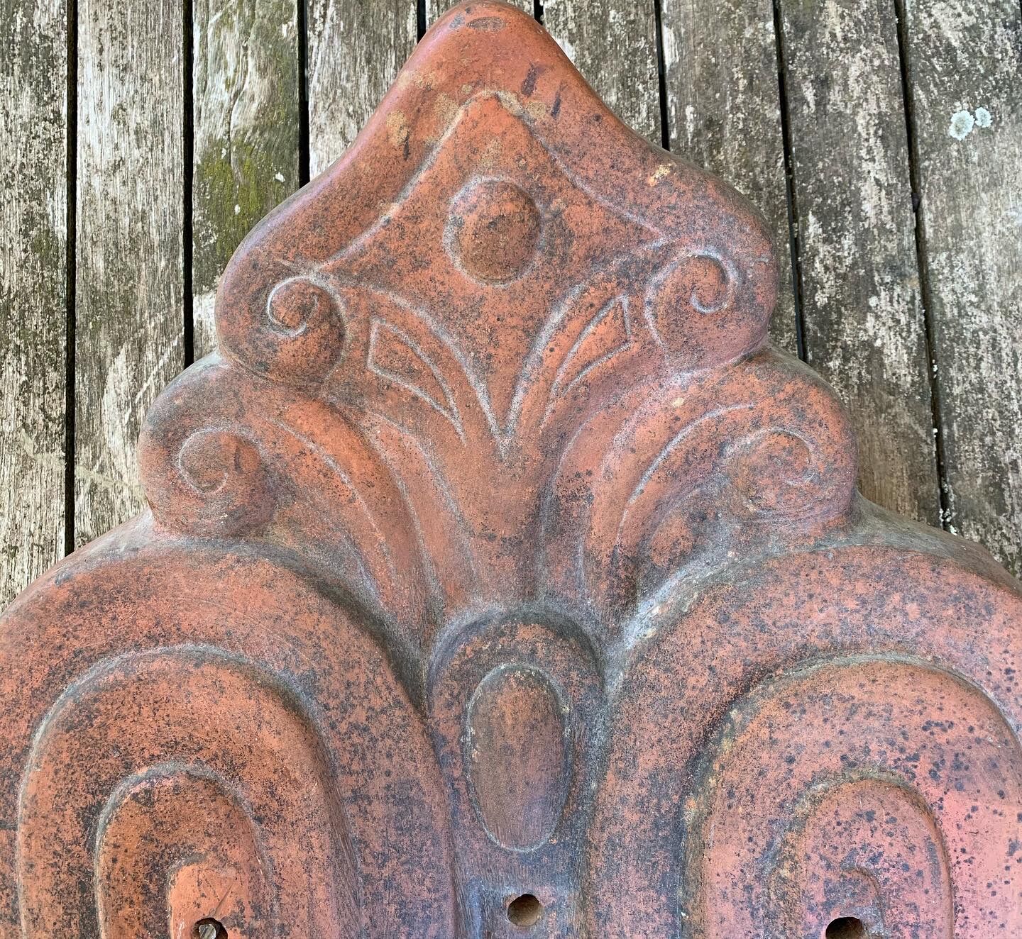 Large ridge pediment