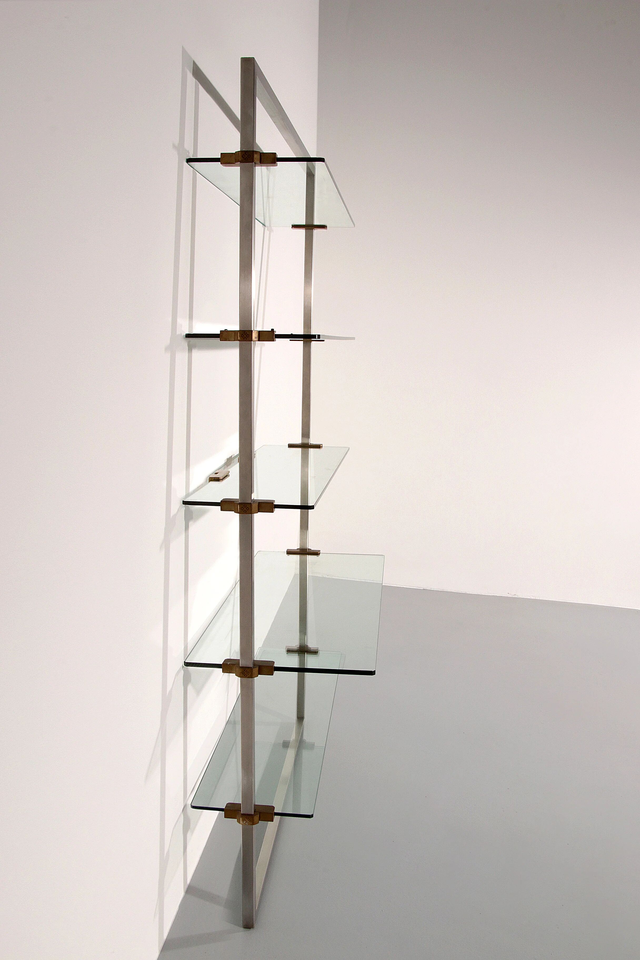 Cabinet d'angle Peter Ghyczy 1970 – modèle R16 emblématique en acier inoxydable et laiton