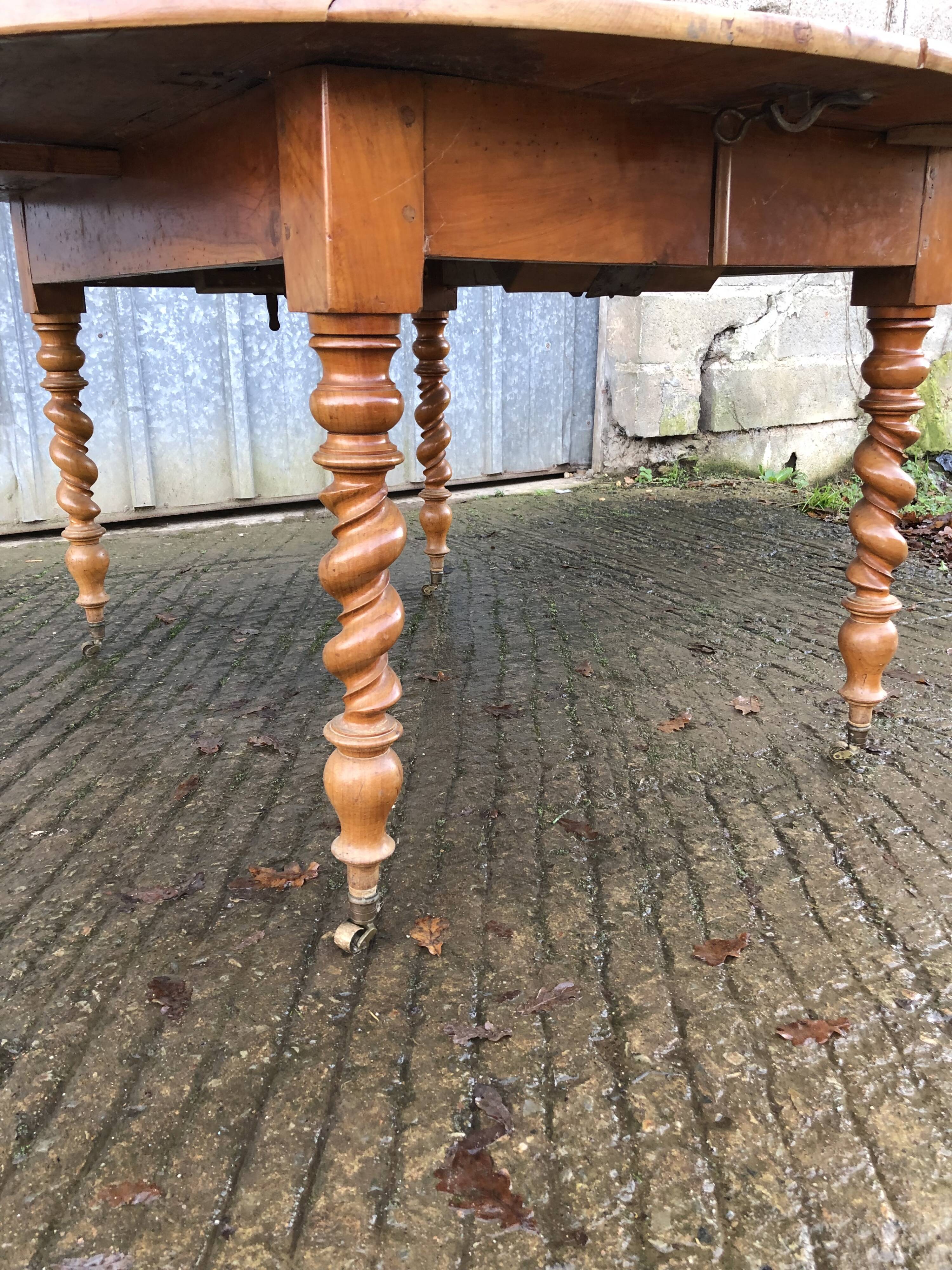 Round table in solid cherry wood, extendable with twisted legs, Louis Philippe style.