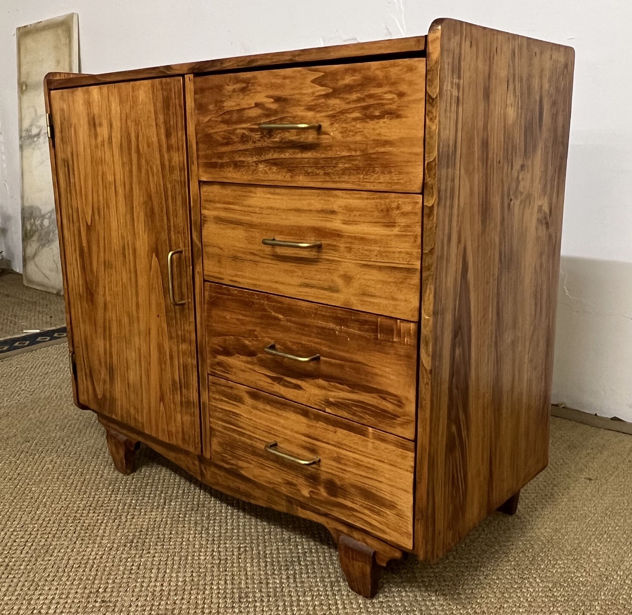 Small storage cabinet / chest of drawers
