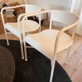 Paire de fauteuils blancs en métal