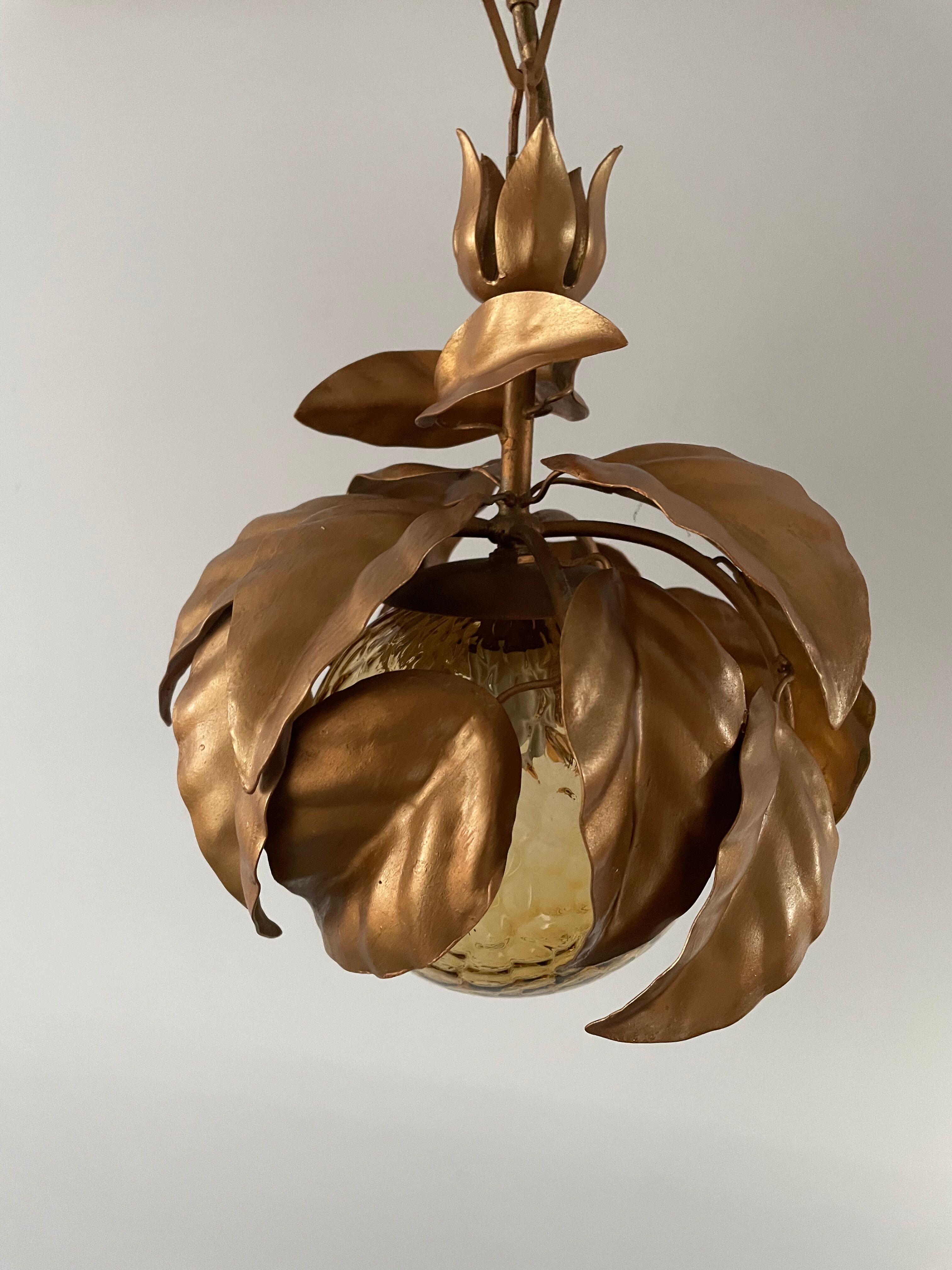 Suspension flowers golden leaves with glass globe