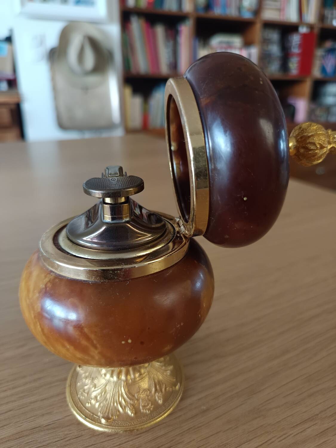 Tabletop lighter in alabaster