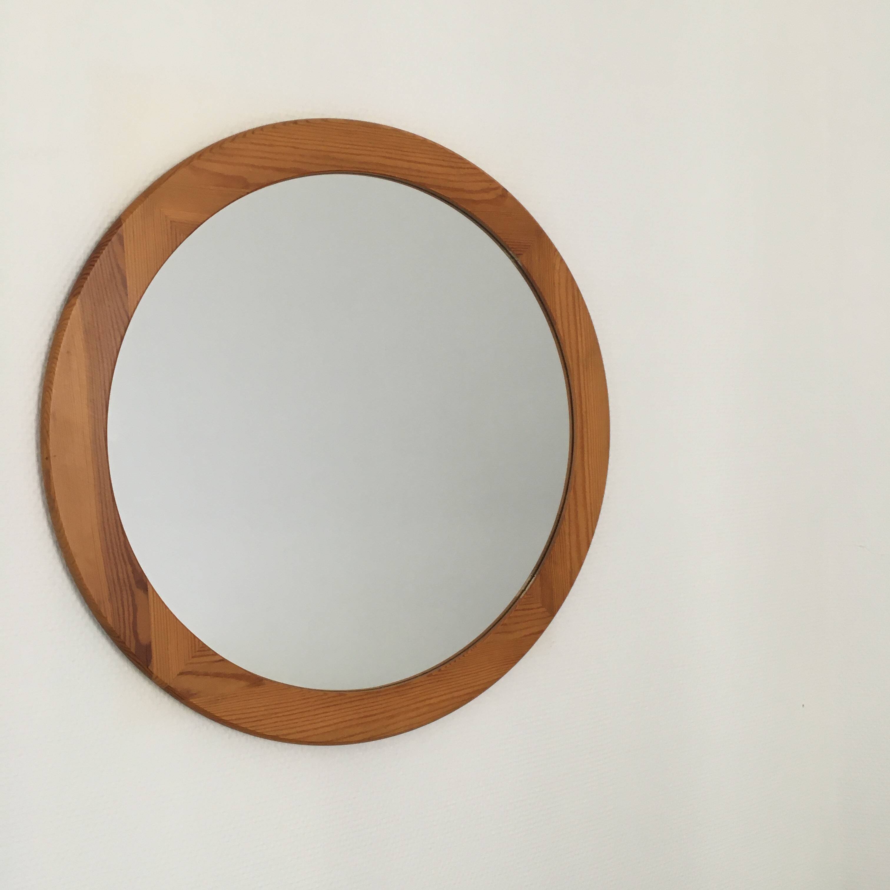 Miroir rond en pin vernis