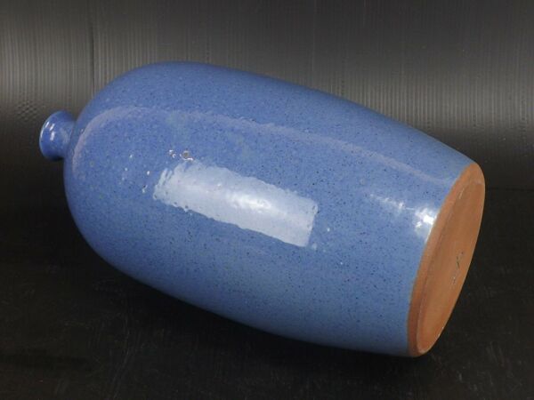 Vase bouteille en terre cuite émaillée signée