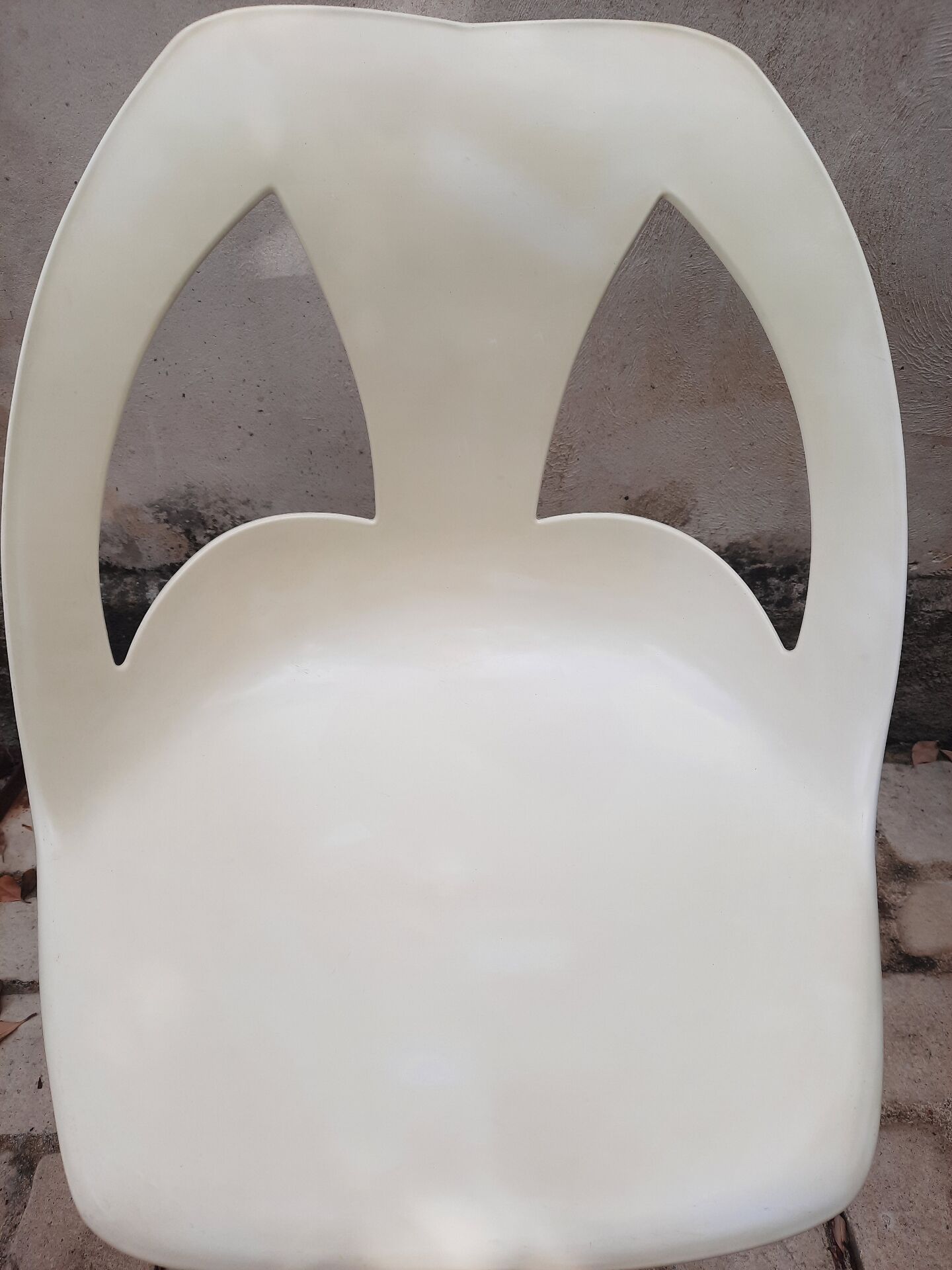 Set of a table and 3 tulip leg chairs, 1970s Space Age inspired.