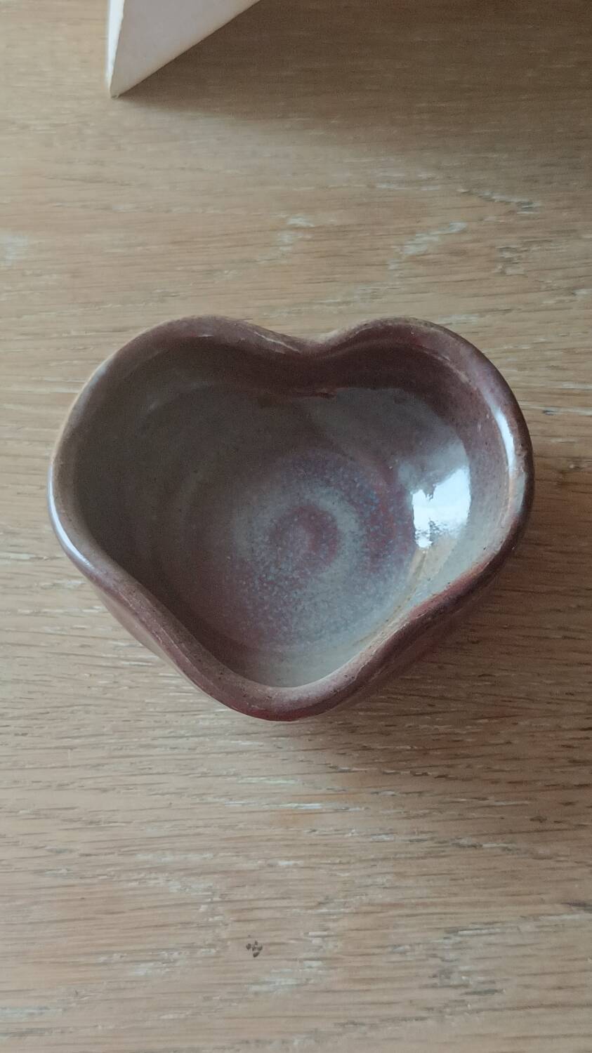 Heart-shaped ceramic trinket tray
