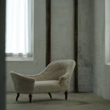 Antique Danish sculptural chaise longue from the 19th century, reupholstered in lambswool.