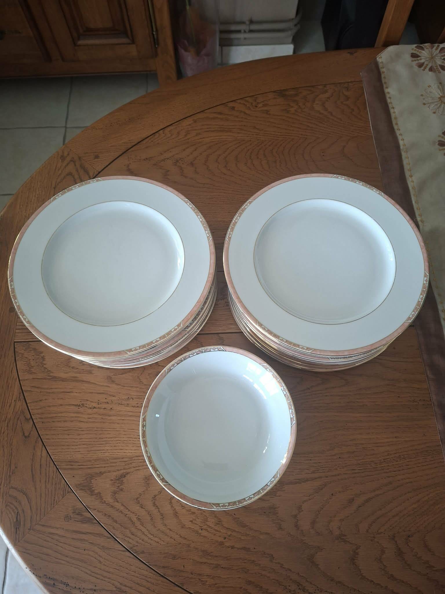 Service of 22 flat plates and 6 deep plates "Auray" - Philippe Deshoulières