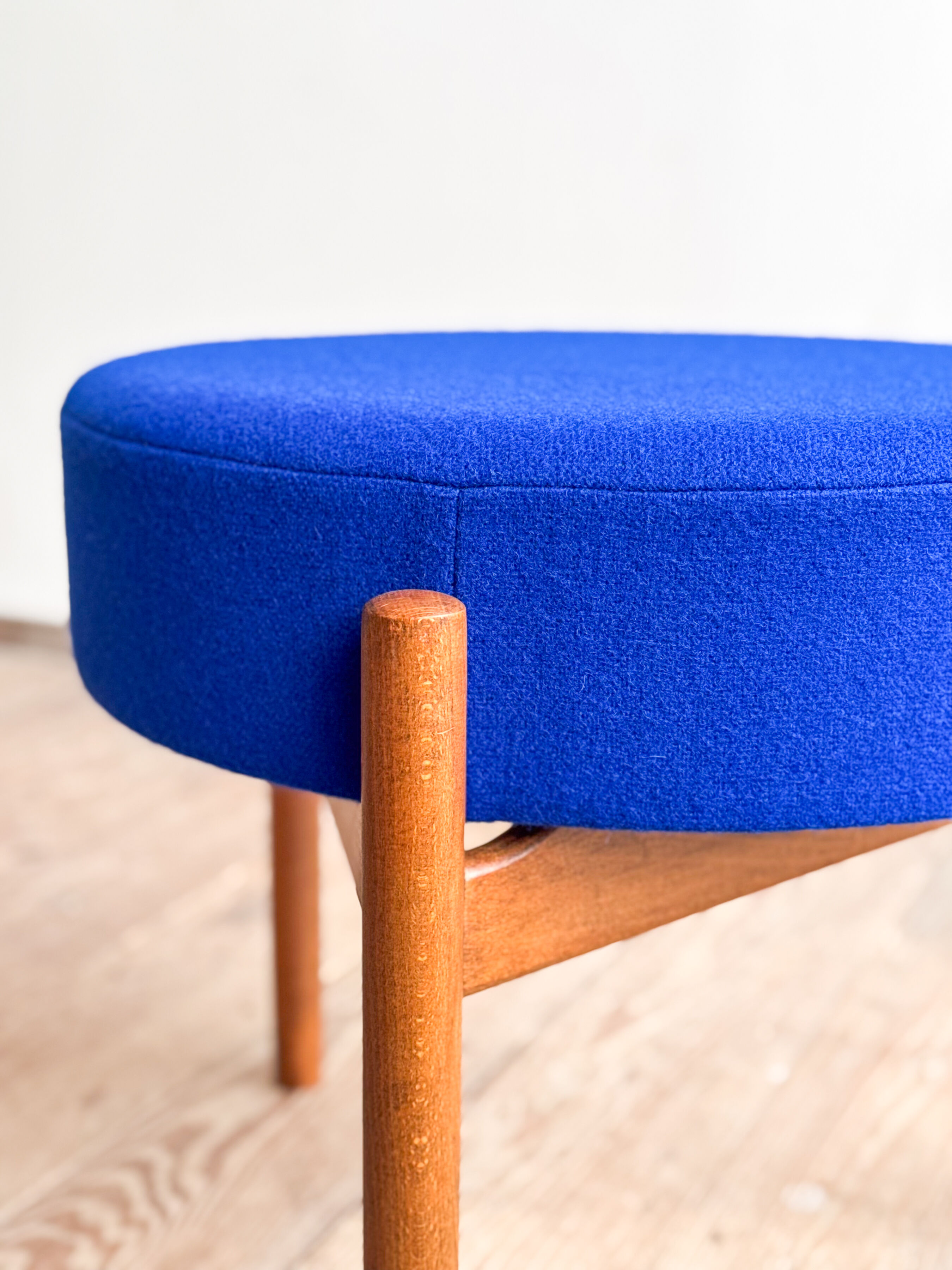 Tabouret Mid-Century en bois avec tissu Kvadrat bleu royal, design danois