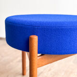Tabouret Mid-Century en bois avec tissu Kvadrat bleu royal, design danois