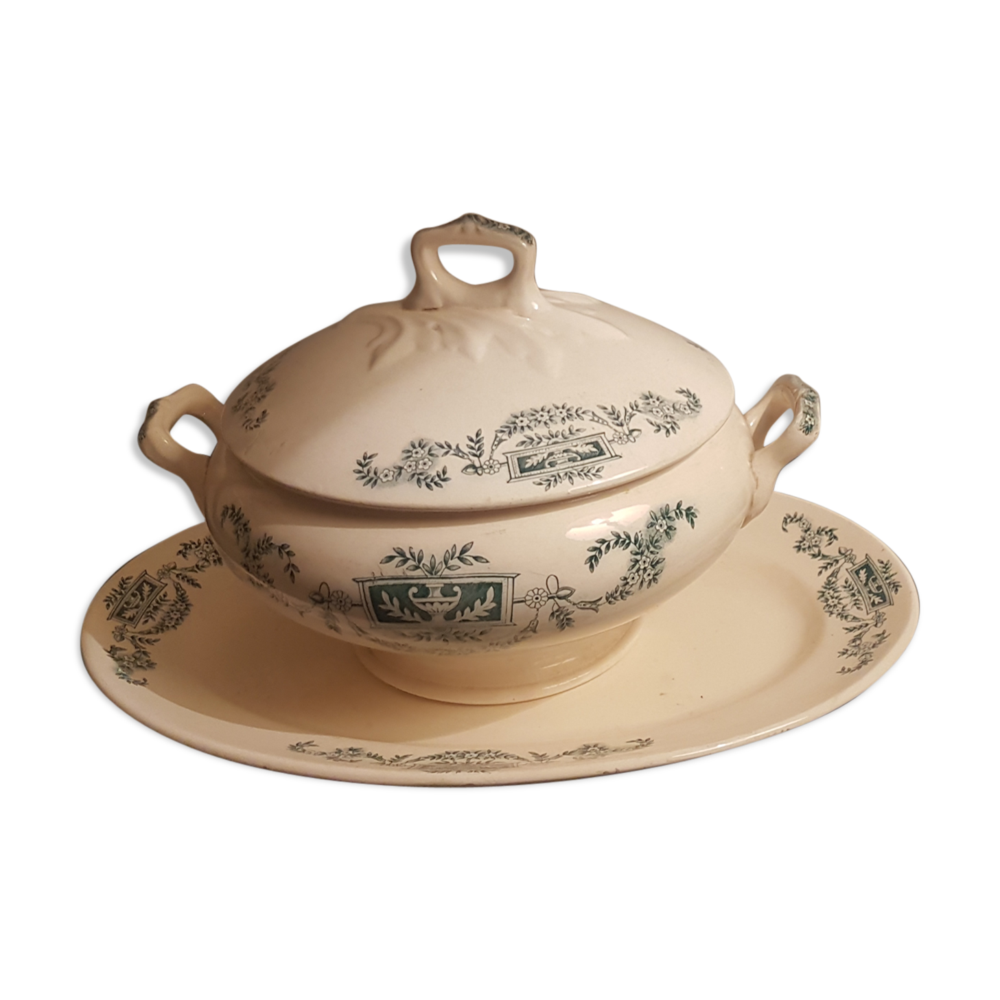 Soupière and her dish