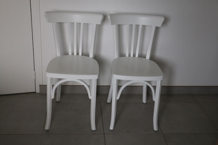 2 chaises Baumann blanches
