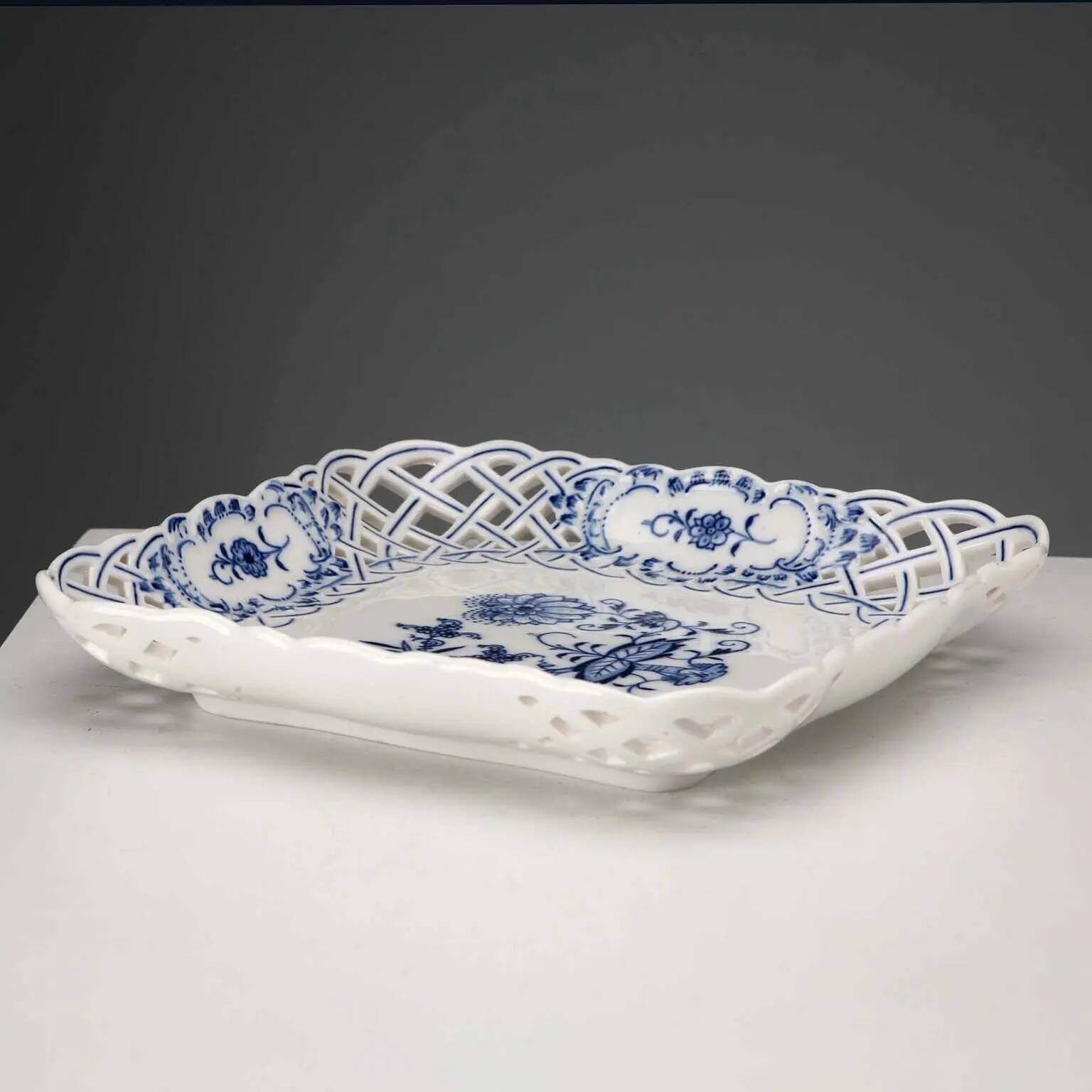 Ancient porcelain plateau from Meissen, Germany, 20th century.