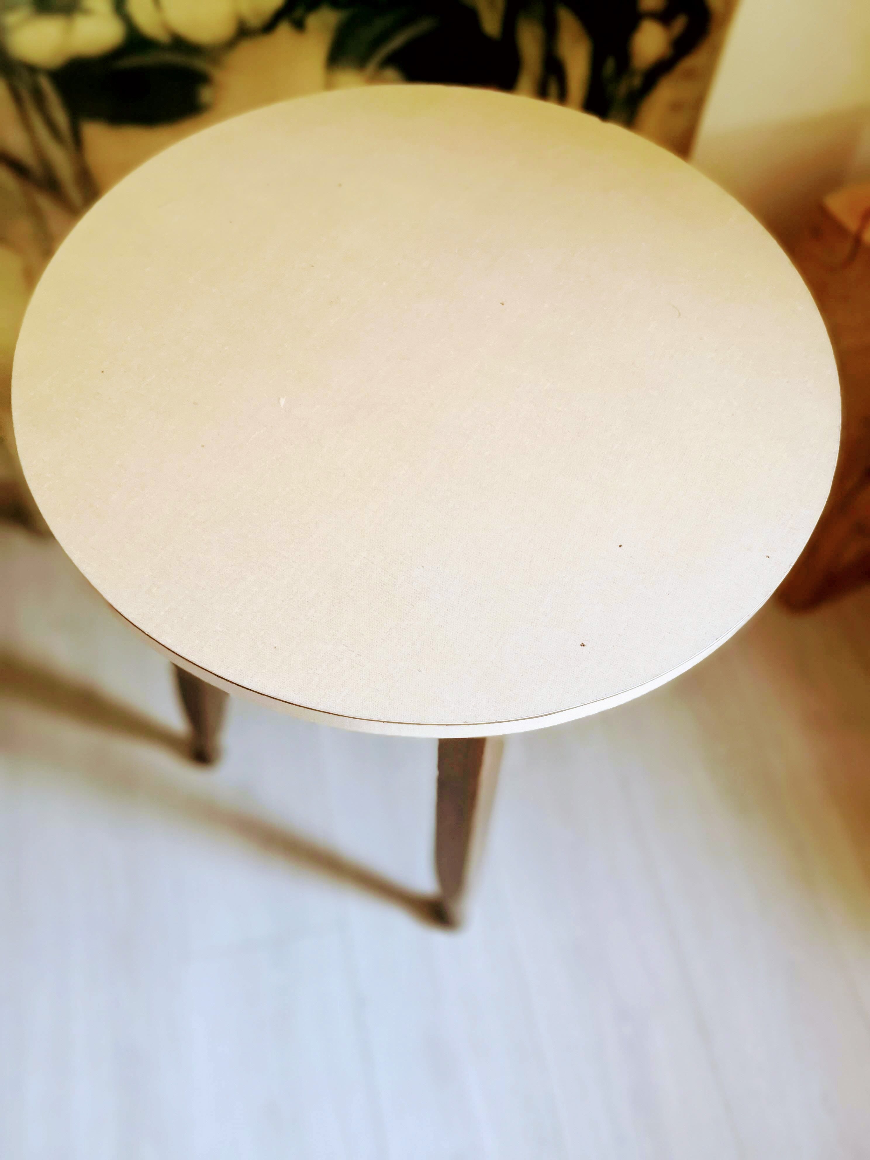 Side able in solid wood and his formica top