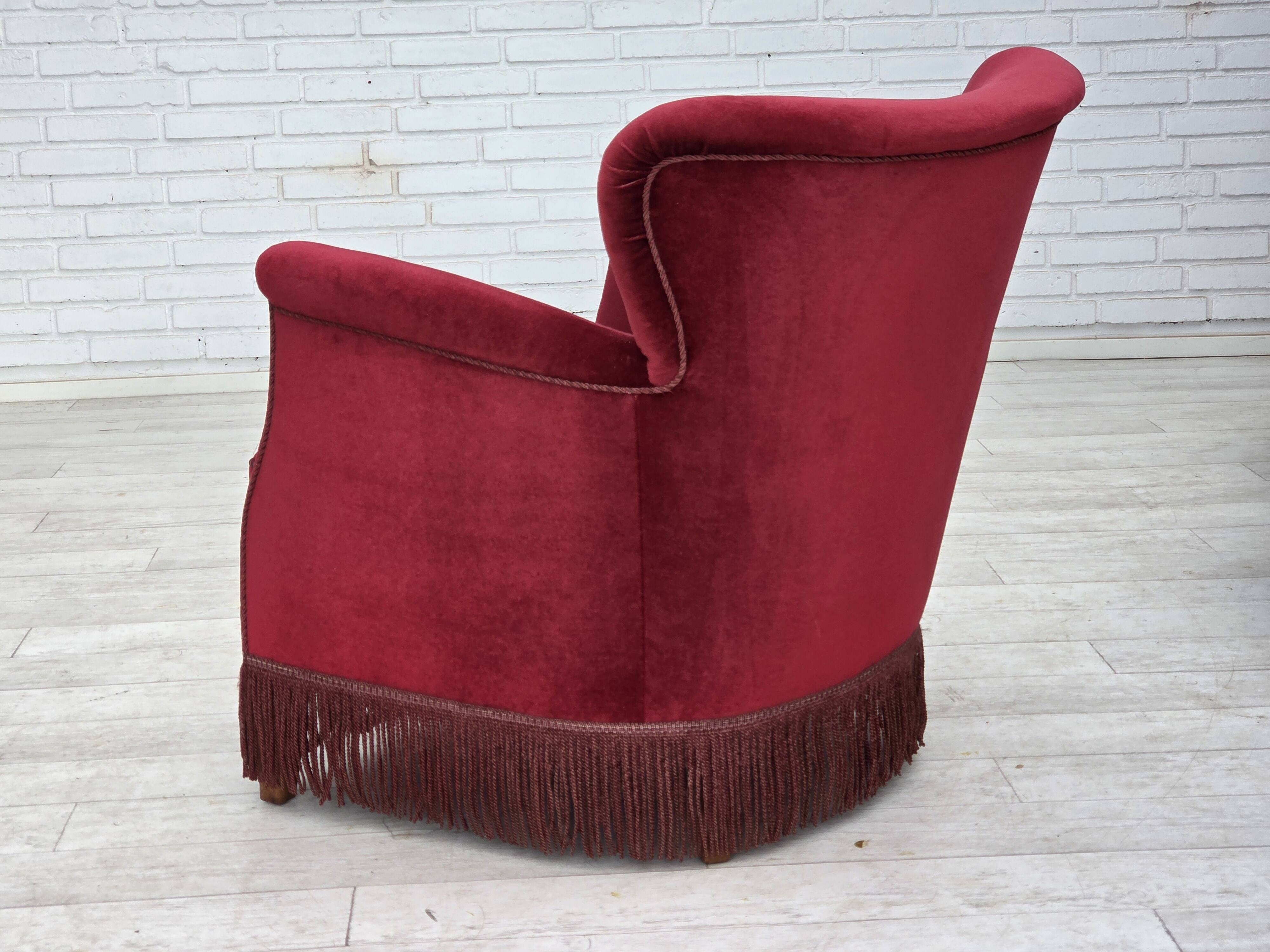 Fauteuil danois des années 1970, velours de mobilier rouge cerise, pieds en bois de chêne.