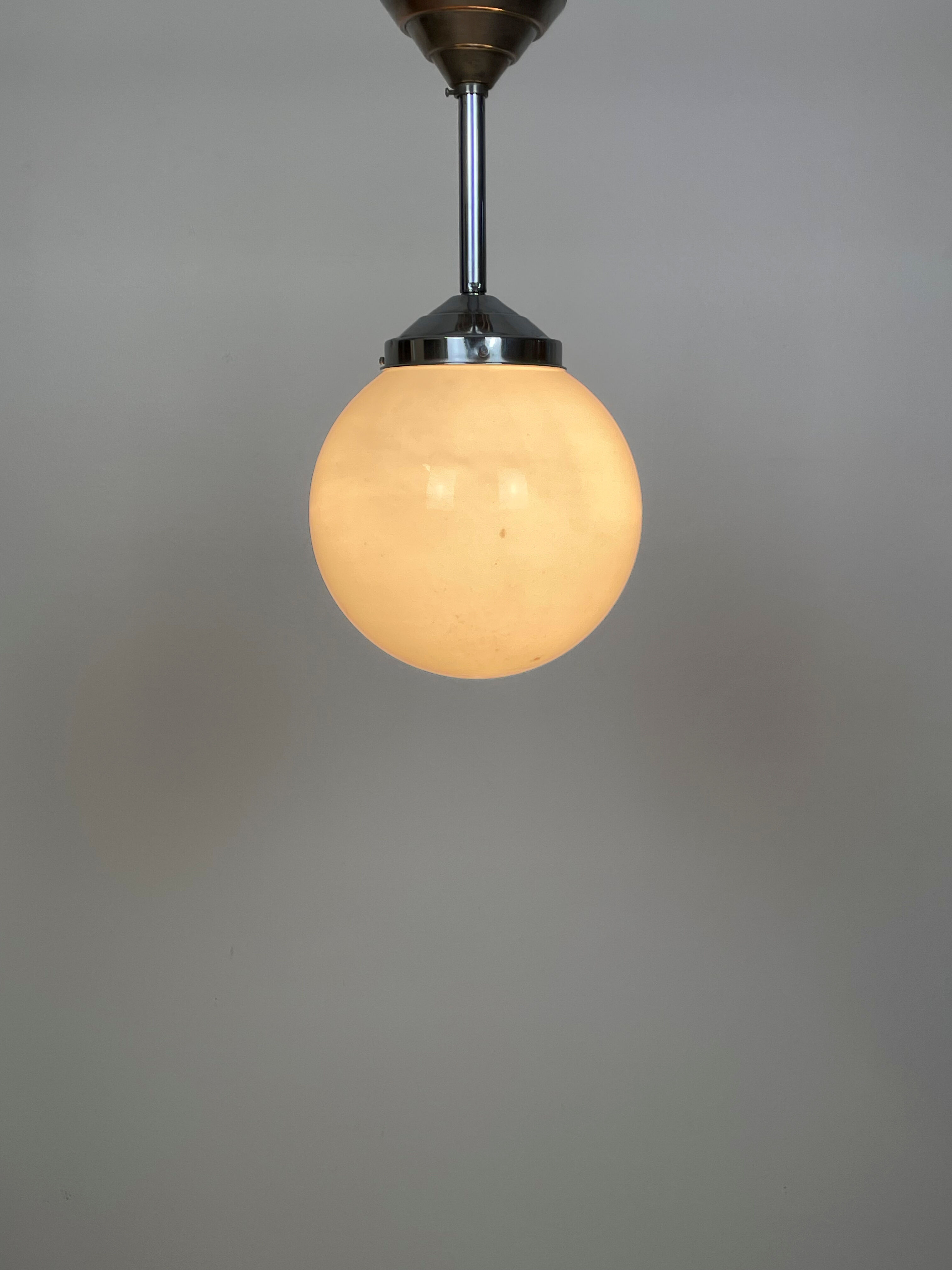 Plafonnier Art Déco alu et verre opalin