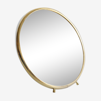 Magnifying round mirror