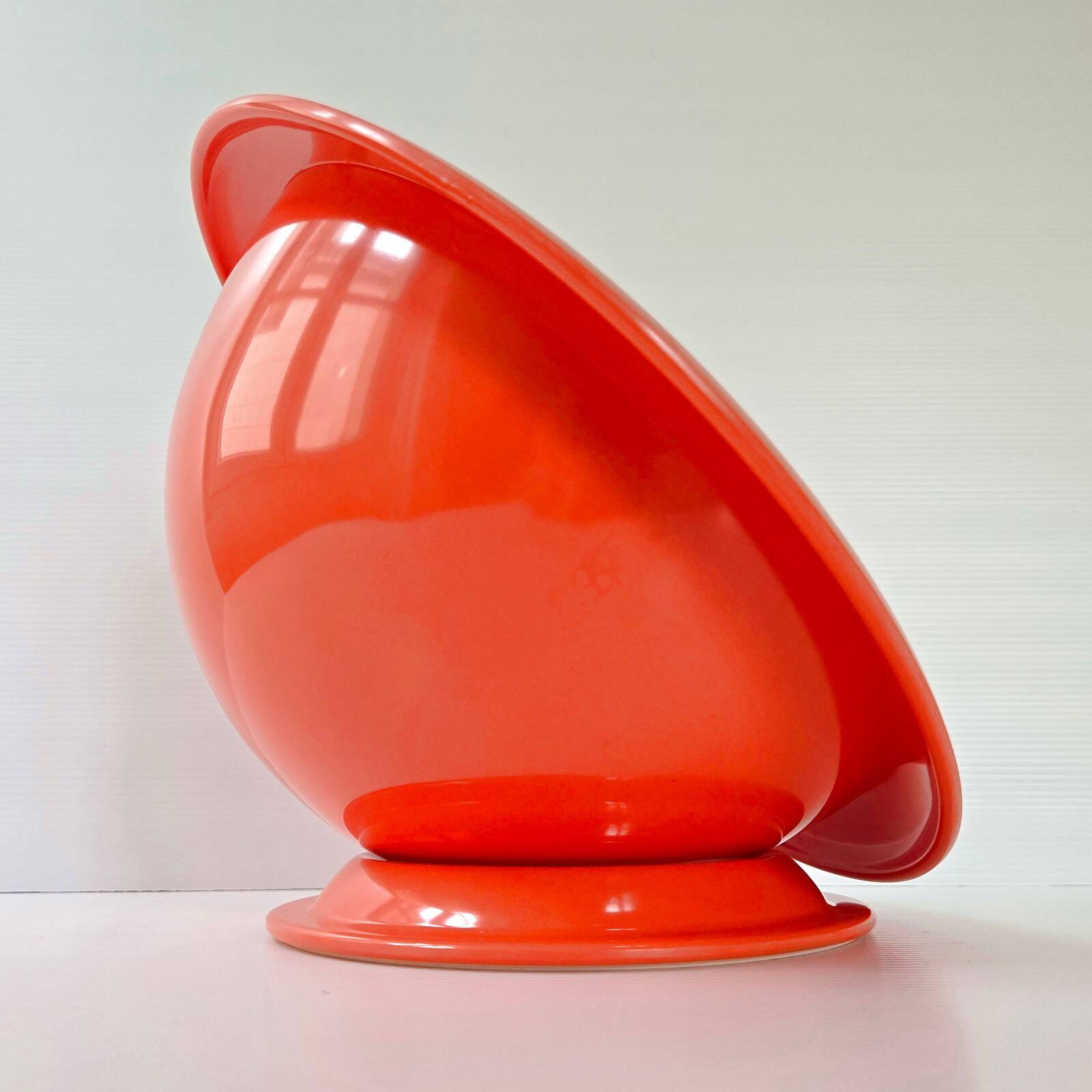 Vintage 1970 salad bowl in orange plastic 70s space age on removable base