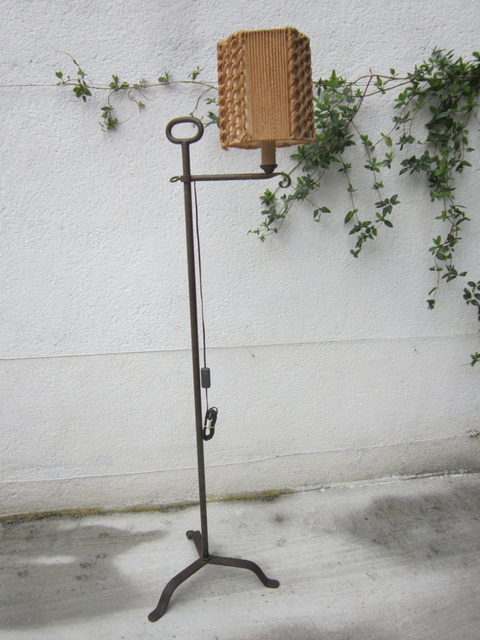 Tripode gallows lamp
