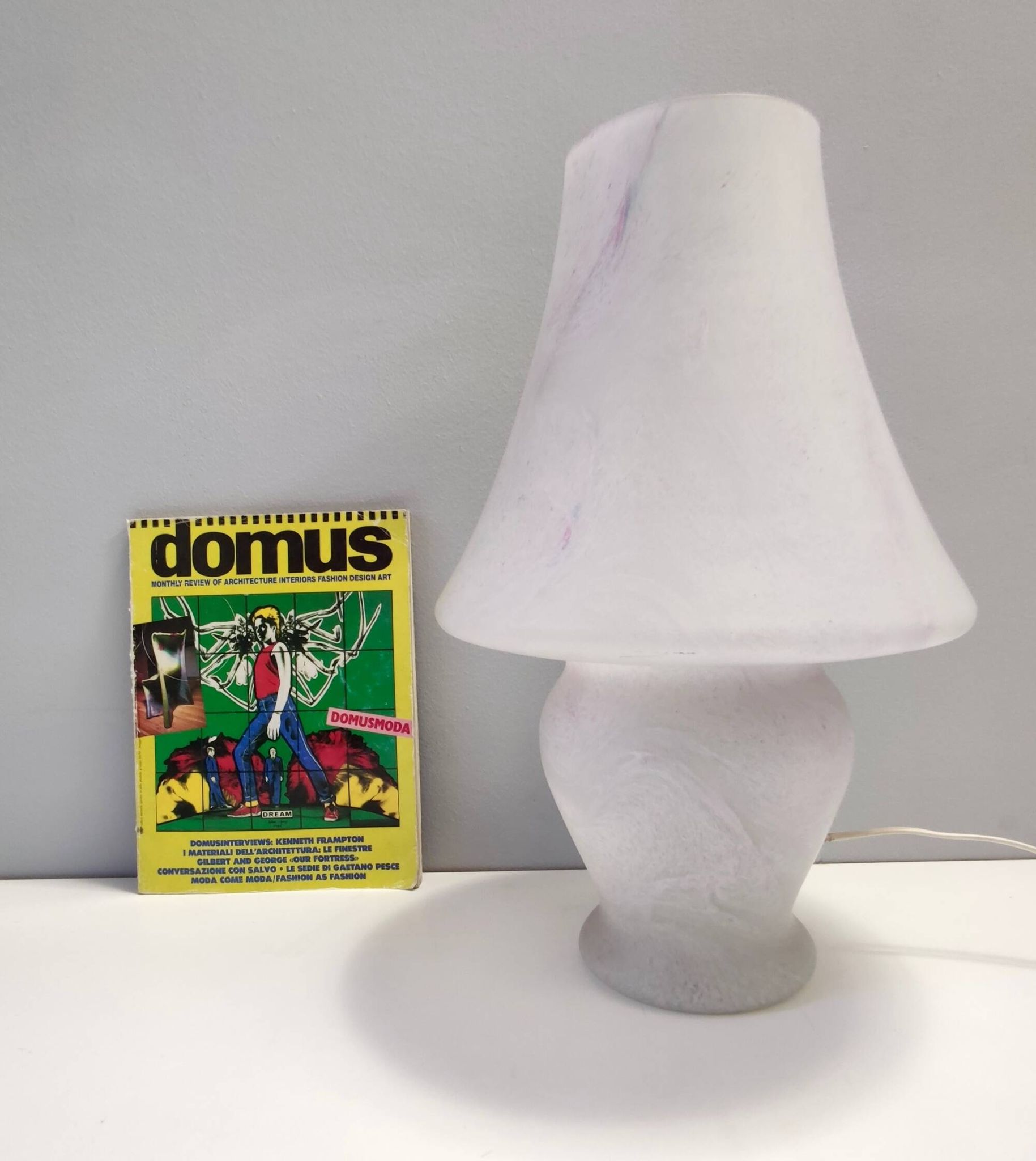 Lampe de table en verre Murano blanc avec un effet marbre rose, Italie