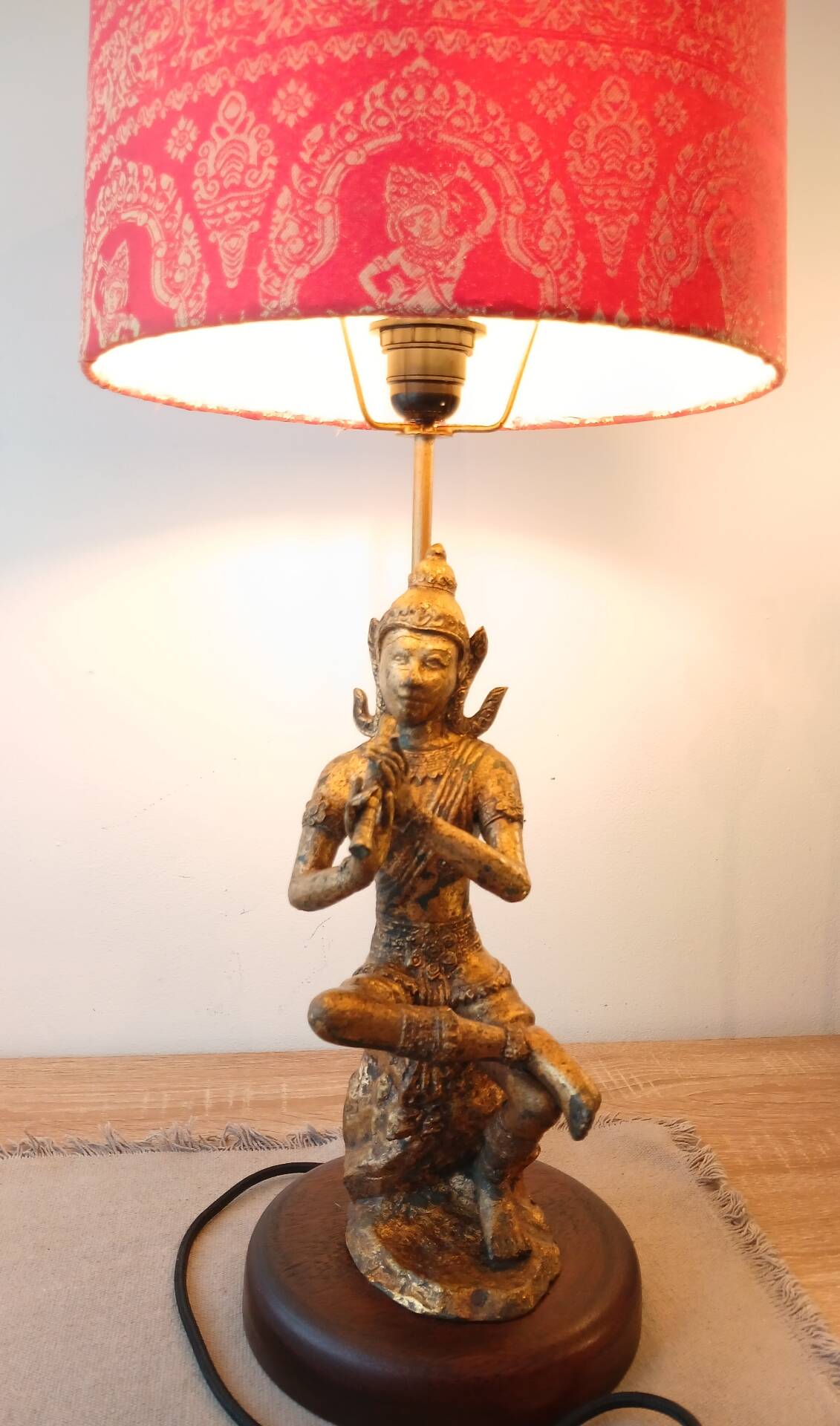 Unique and monumental Siamese bronze lamp from the 19th century, stamped.