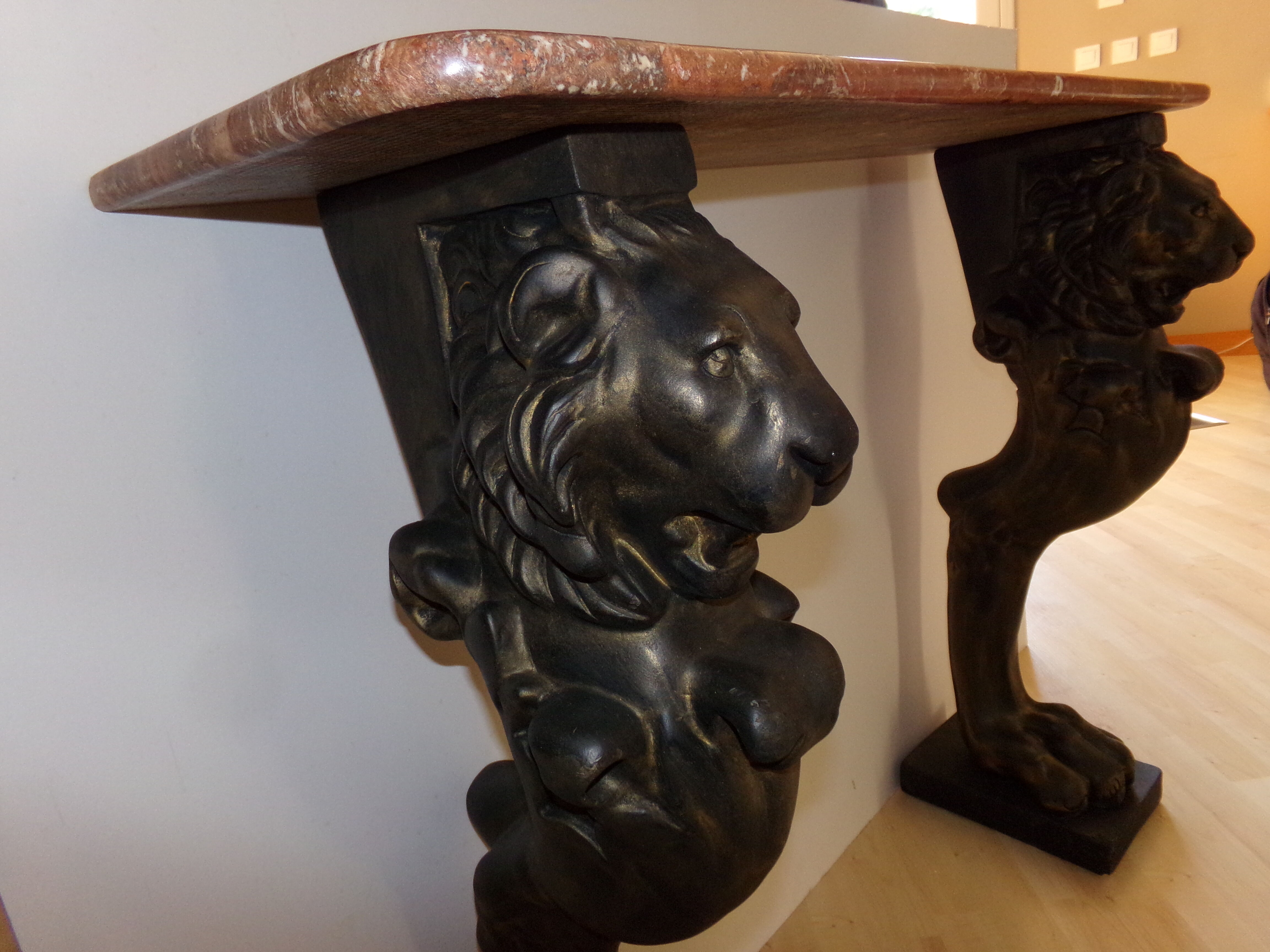 Console en marbre sur pieds lions