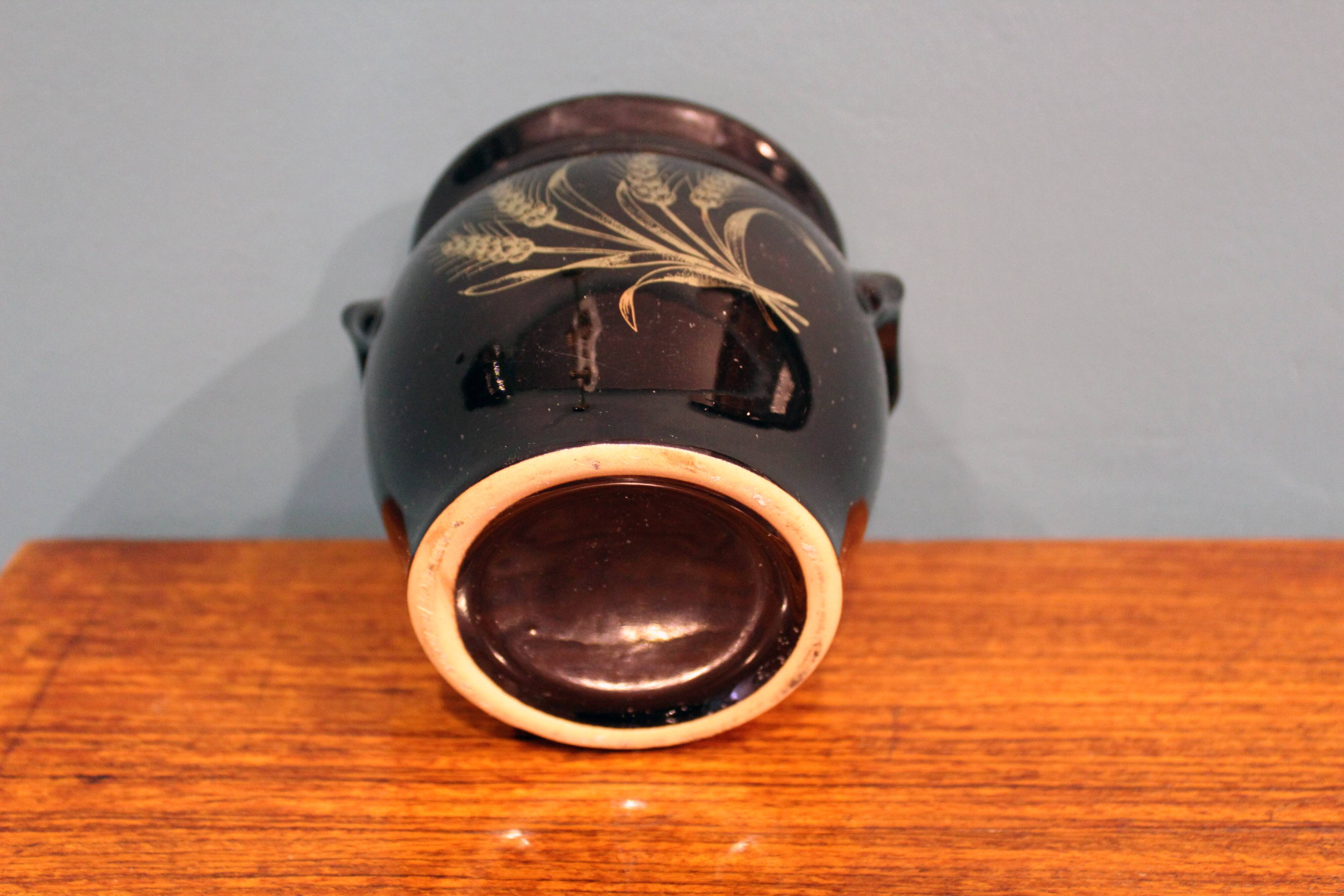 Vaso container, laccato black decorated in gold, France 1970s, in ottimo stato.