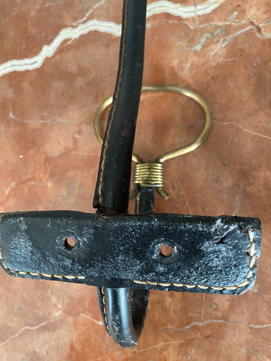 Paire de patères cuir et bronze mains