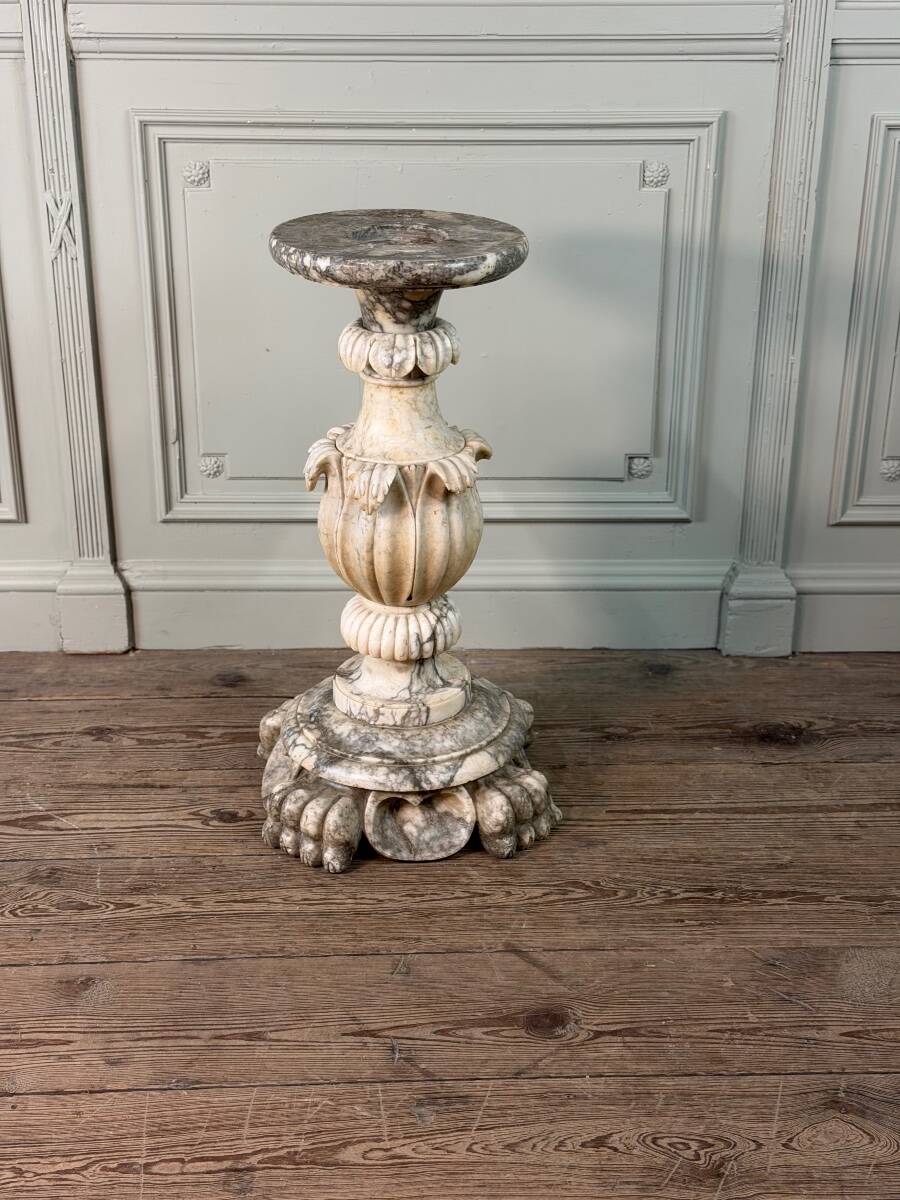 Socle en albâtre sculpté, Italie vers 1880