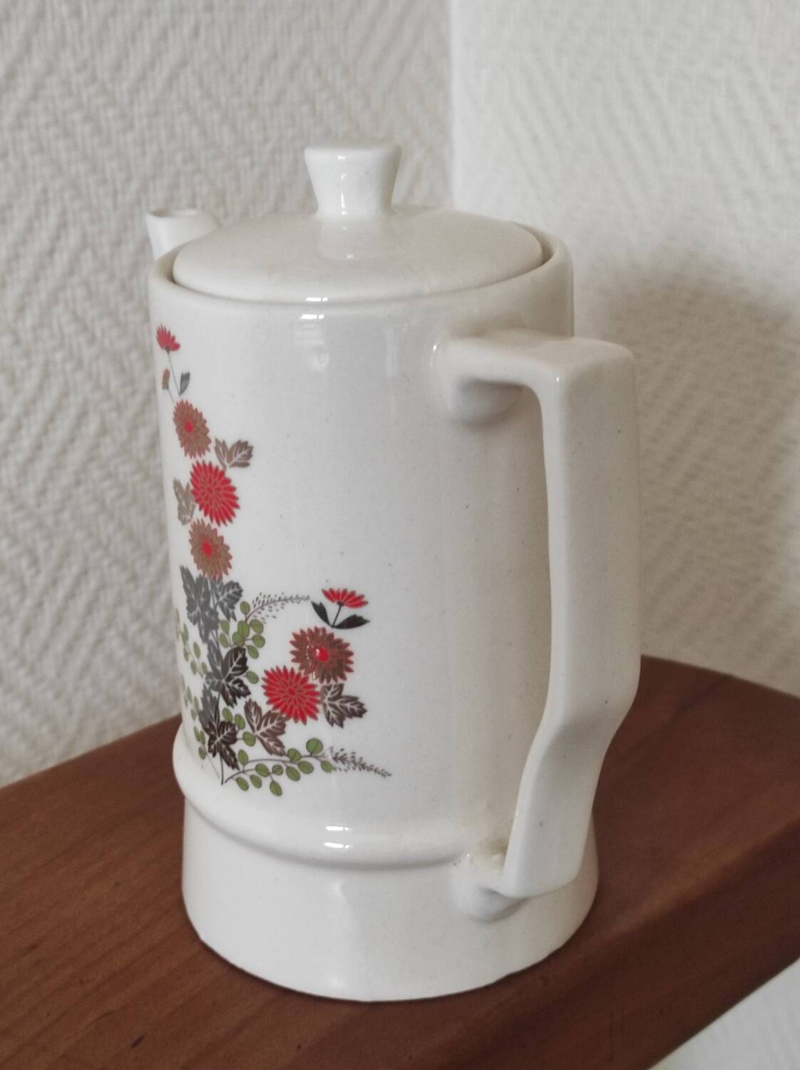 Small coffee maker with floral decoration