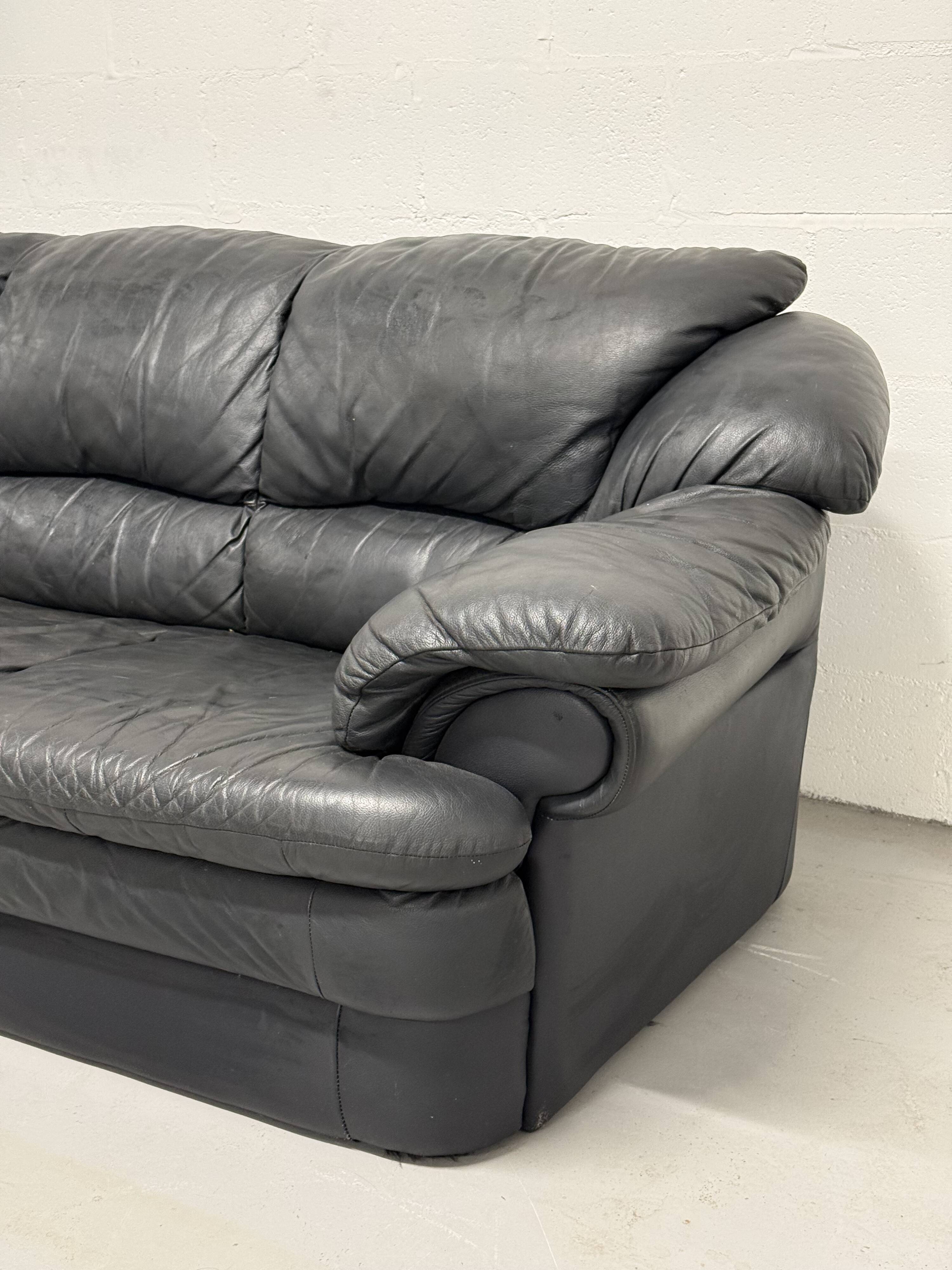 Canapé en cuir noir — design postmoderne