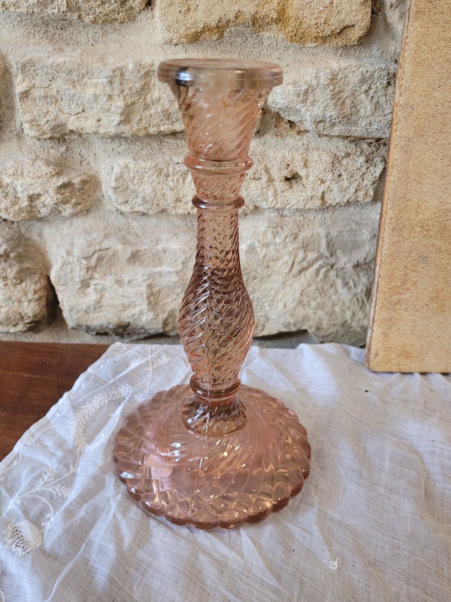 Bougeoir ancien en verre rose torsadé – vintage