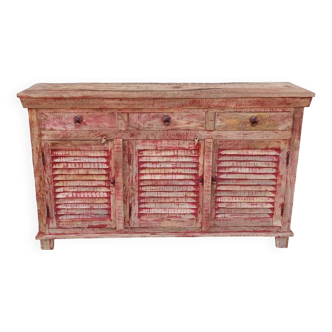 Buffet en bois avec reflets rouges