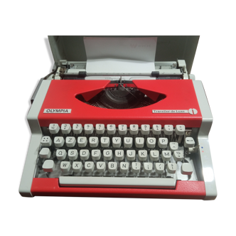 Olympia Traveller Luxe Typewriter Vermilion Red