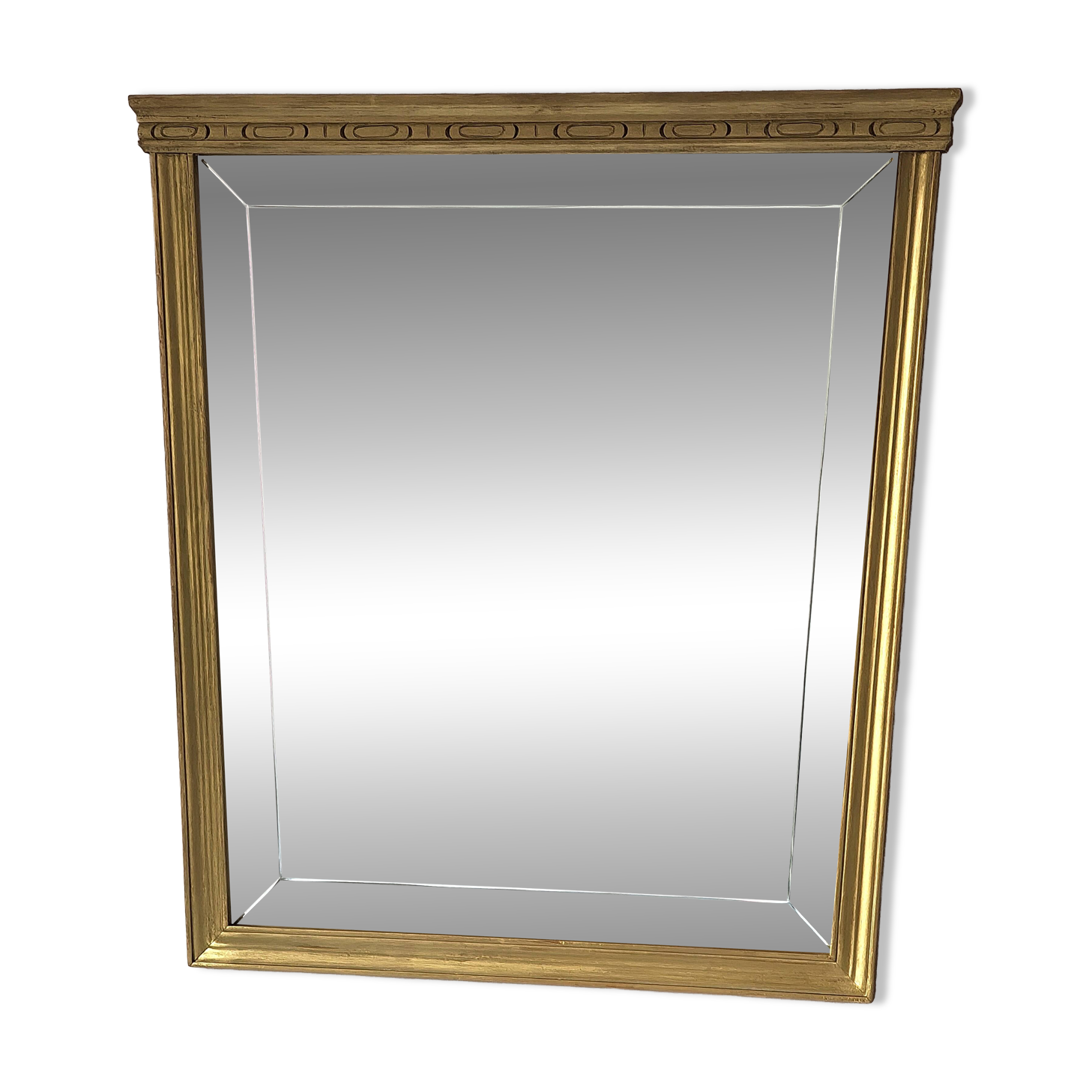 Miroir en bois doré, de forme organique avec une glace biseauté