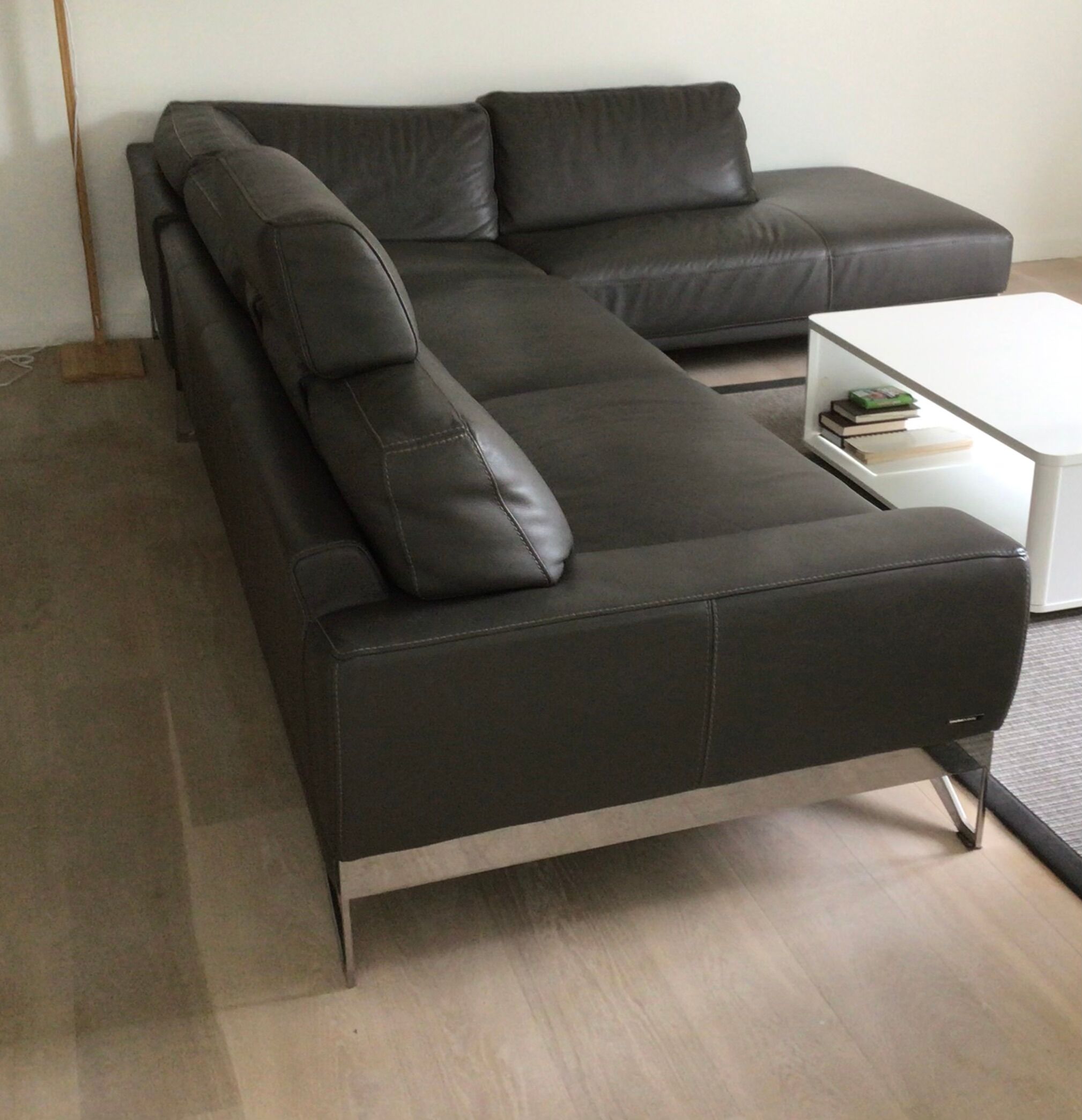 Grey leather corner sofa Roche Bobois, removable.