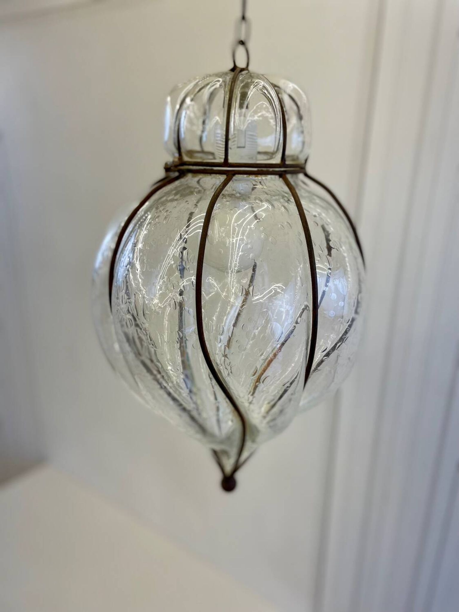 Suspension lanterne en verre soufflé et métal vintage