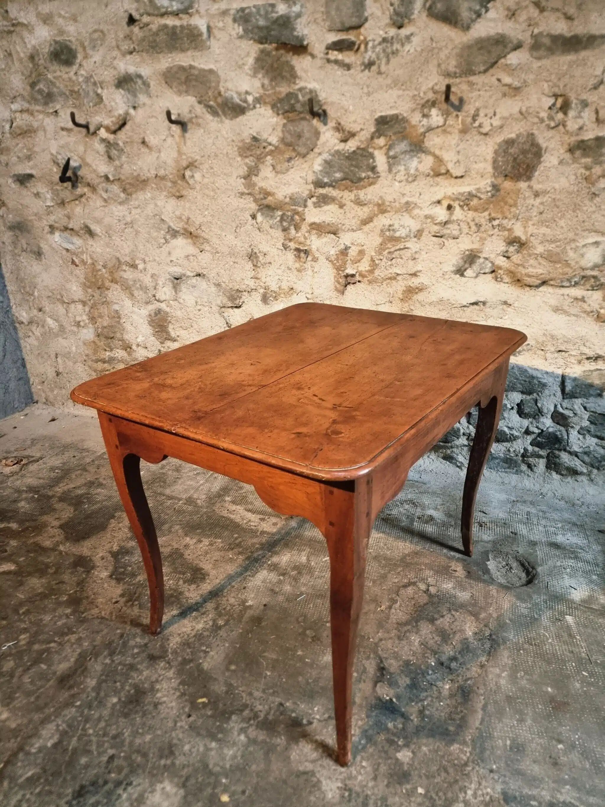 French side table in cherry wood, late 18th century.