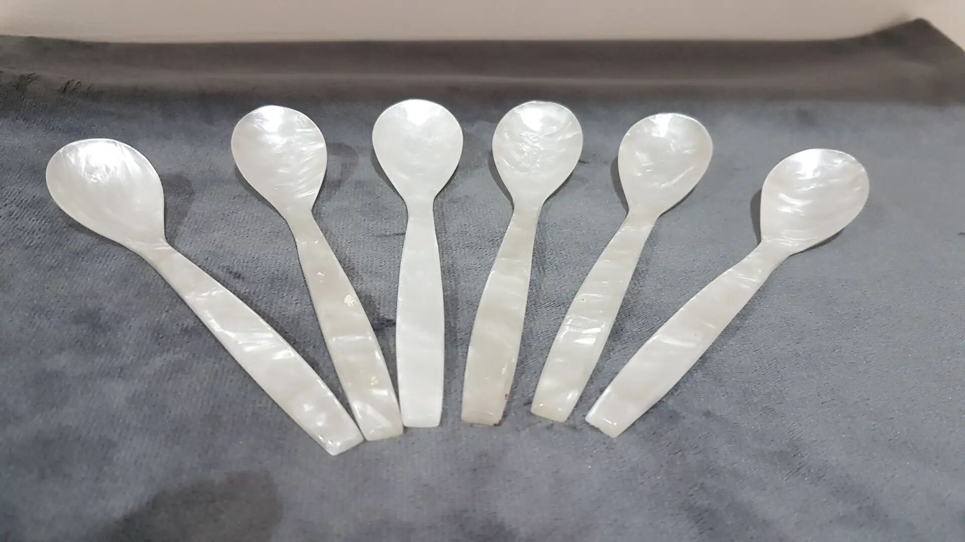 Ensemble de six cuillères à caviar, nacre blanche, Thaïlande, années 1980.