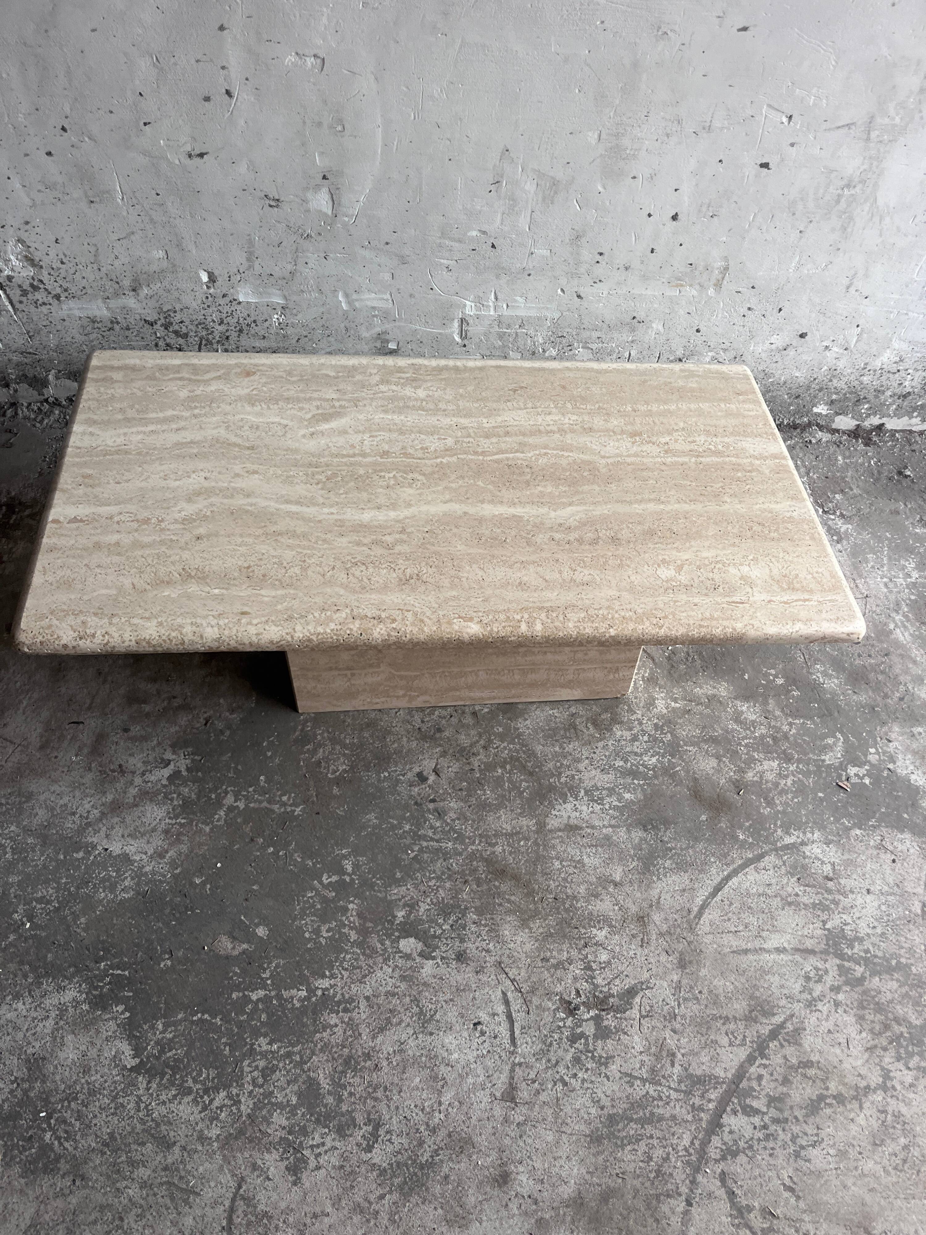 Table basse italienne en travertin – années 1970
