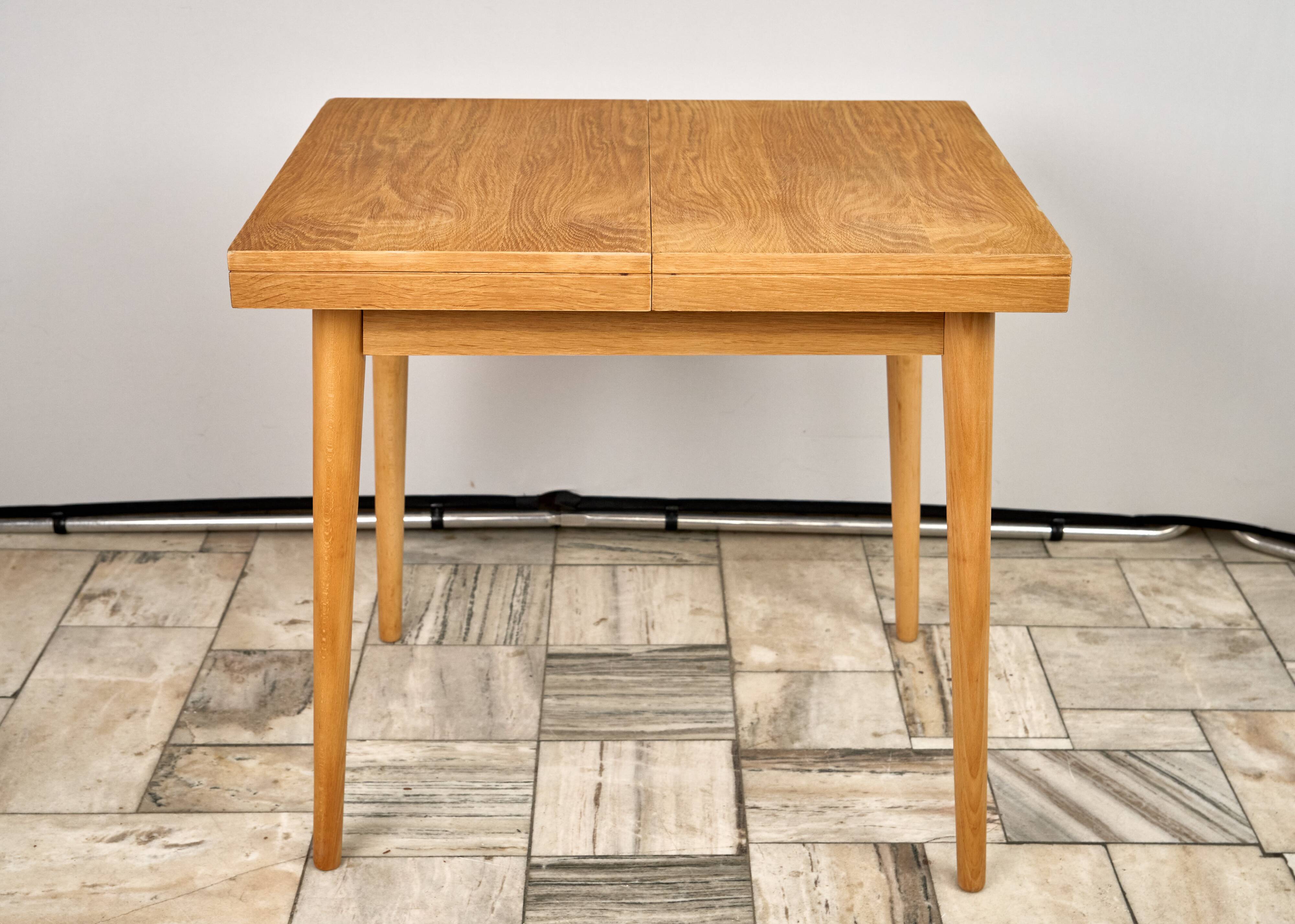 Table à manger extensible en chêne par Jitona, années 1960, Tchécoslovaquie