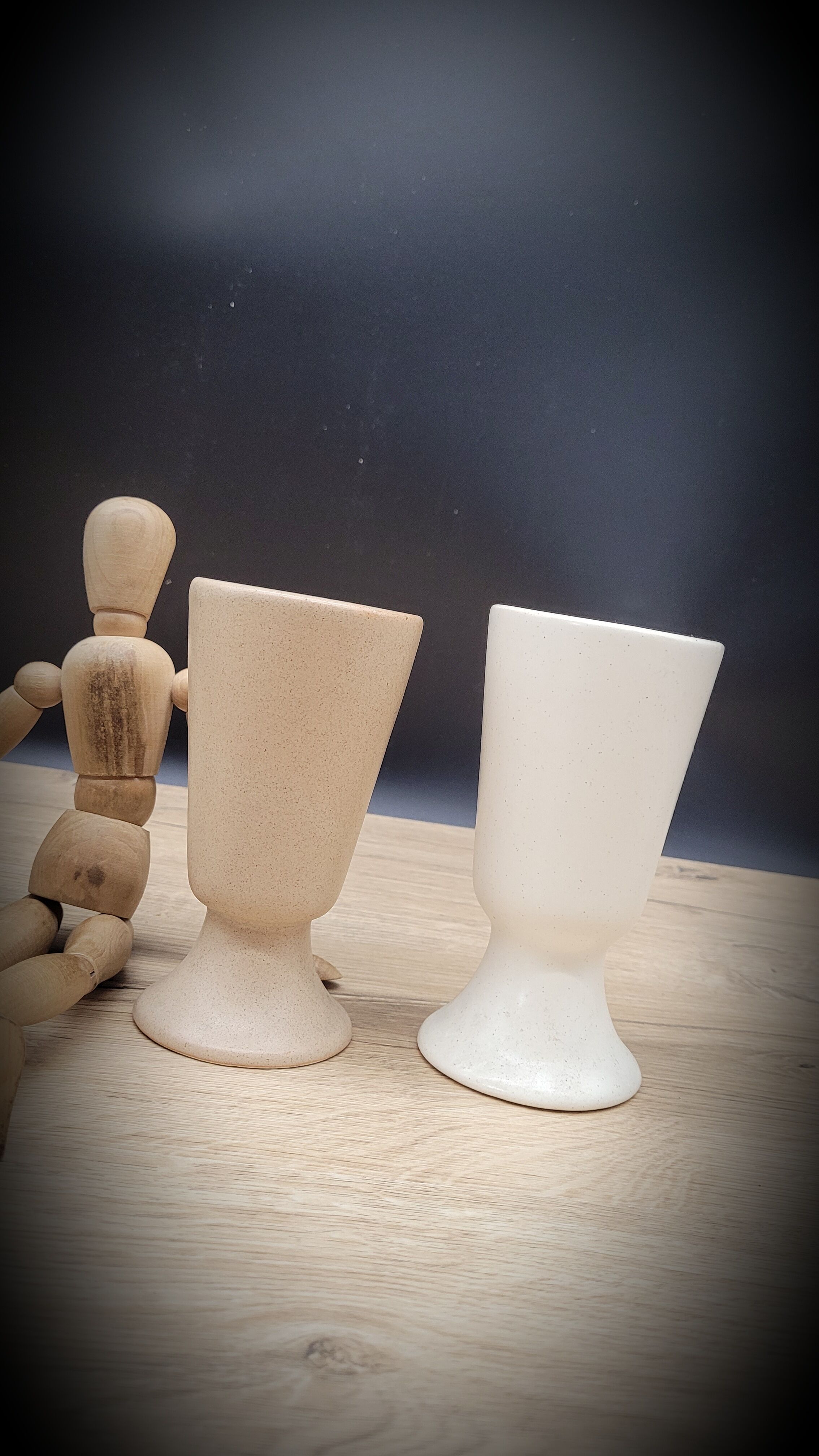 Set 4 mismatched beige cups
