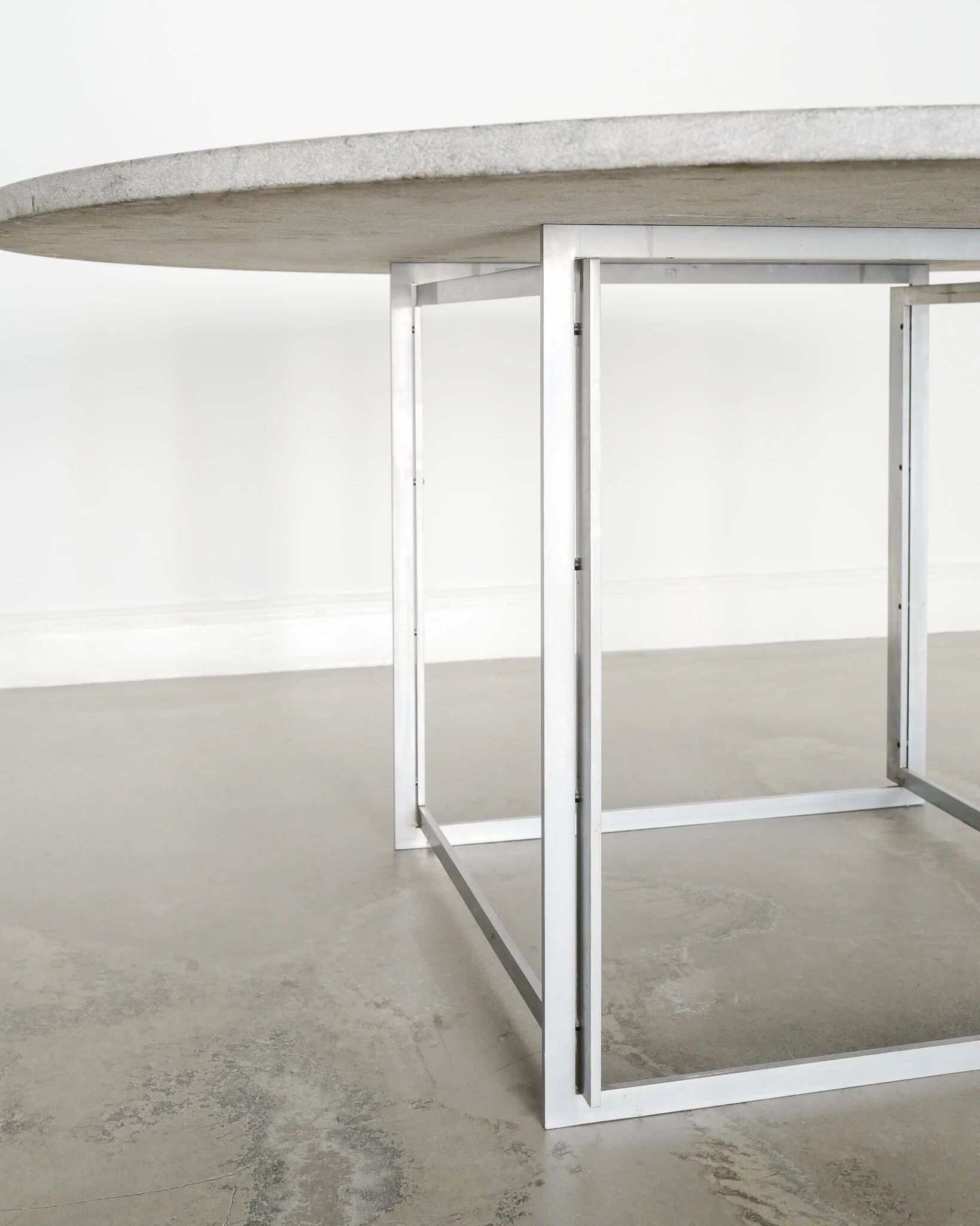 Table à manger "PK54" emblématique danoise du milieu du siècle par Poul Kjærholm, années 1960.