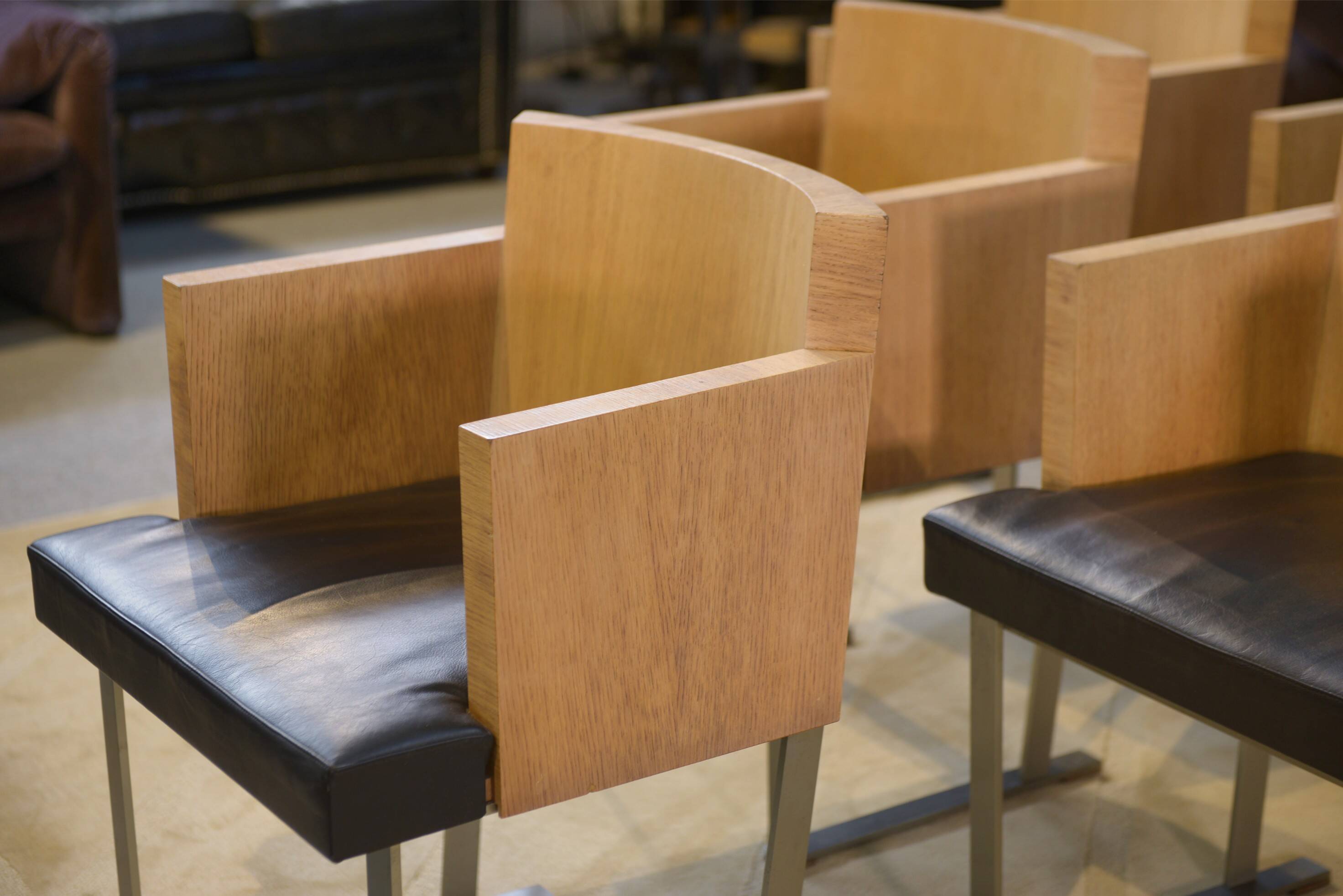 Set of 6 designer armchairs in oak and leather from the 1980s.