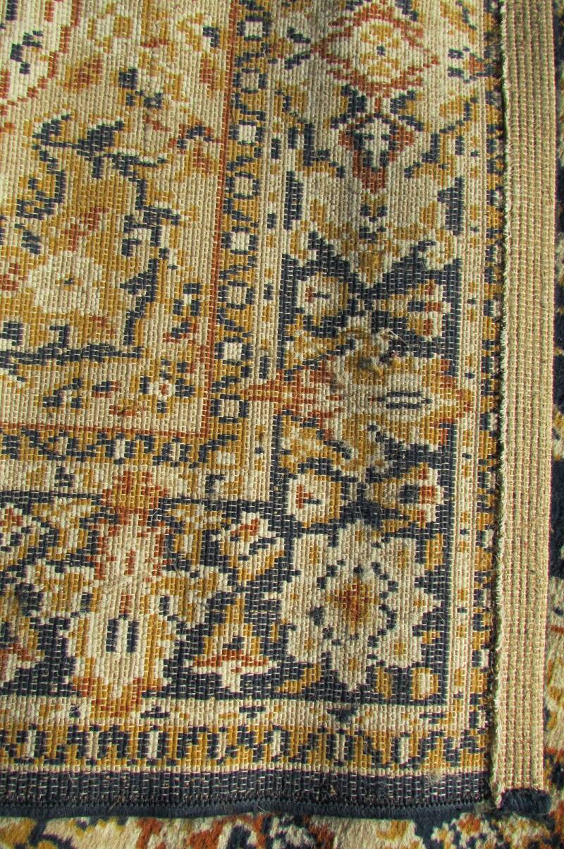 Mechanical blue rug: 178 x 127 cm